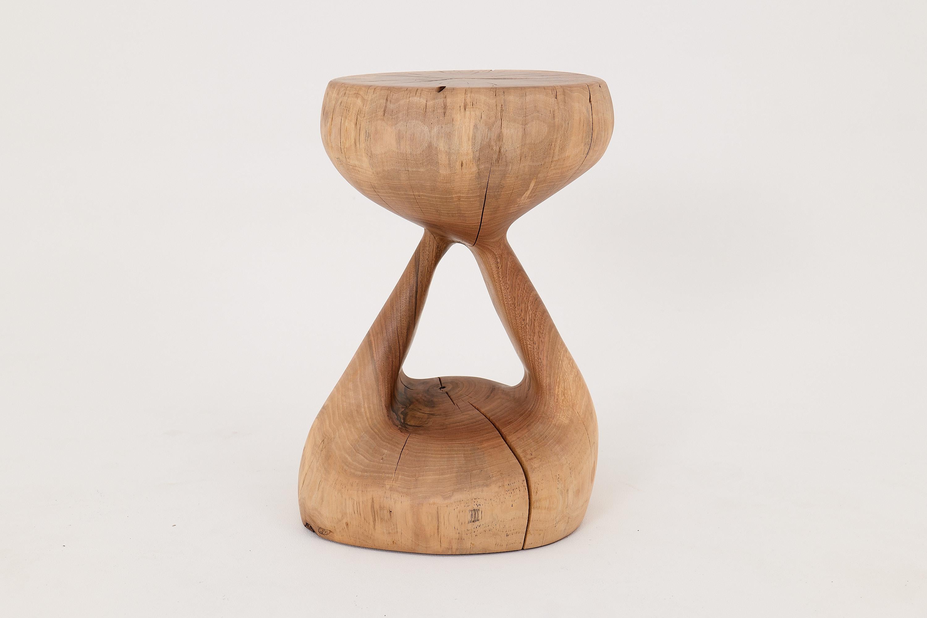 Logniture, Mesa Auxiliar Escultórica de Madera Maciza de Nogal, Original Diseño Contemporáneo Tallado en venta