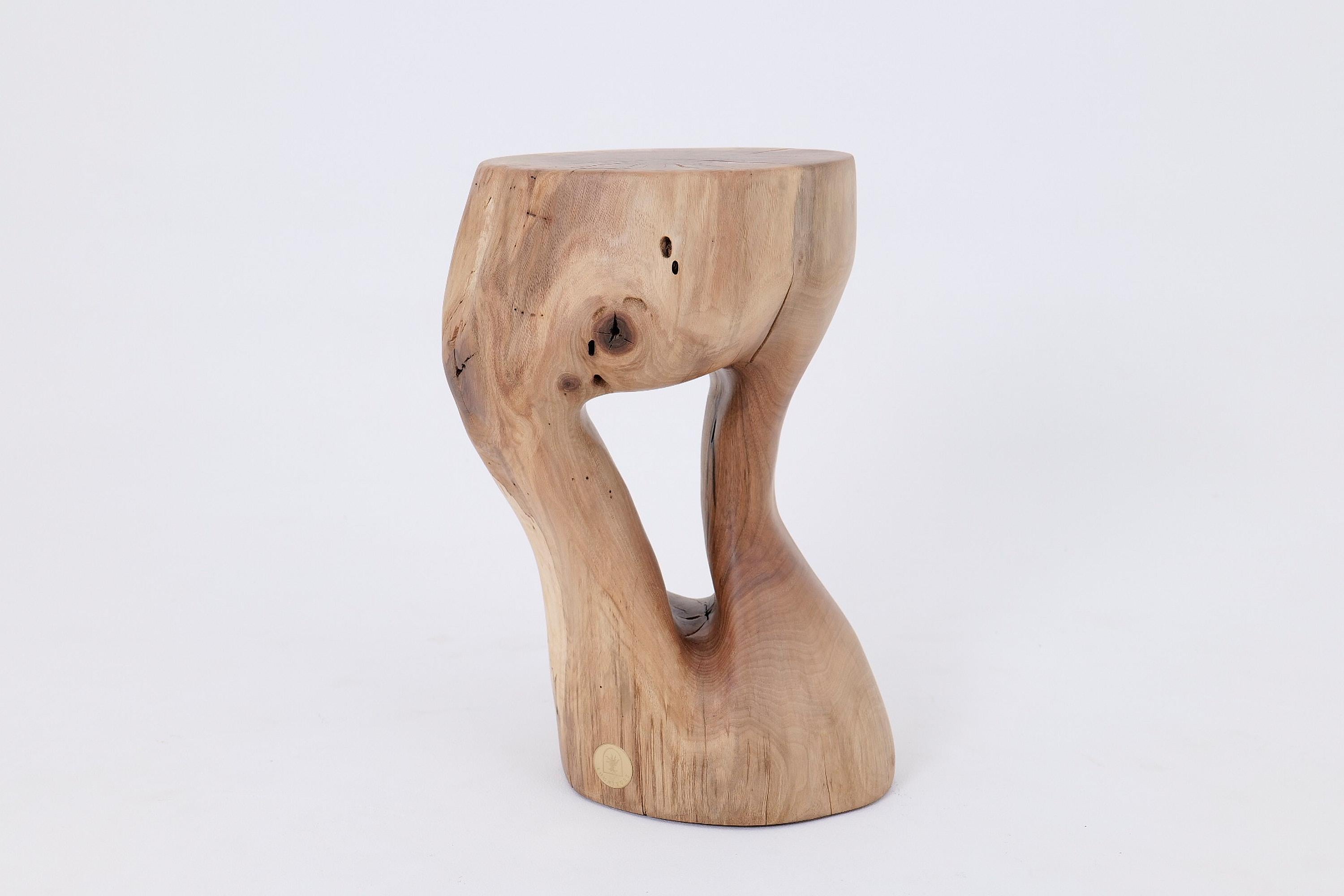 Sculpté Logniture, table d'appoint sculpturale en bois massif de noyer, design contemporain original en vente