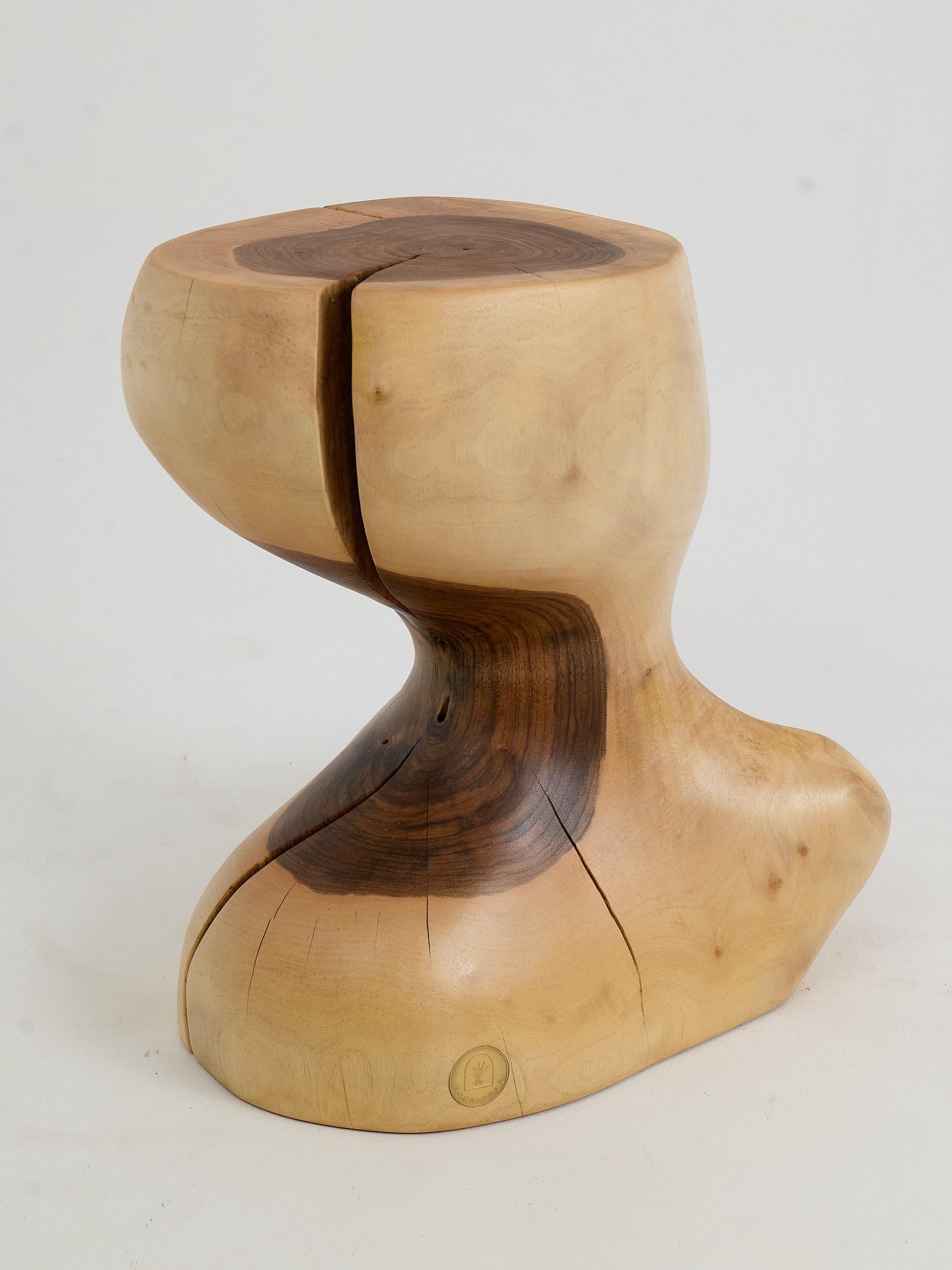 Logniture, Mesa Auxiliar Escultórica de Madera Maciza de Nogal, Original Diseño Contemporáneo en Nuevo estado para la venta en Stara Gradiška, HR