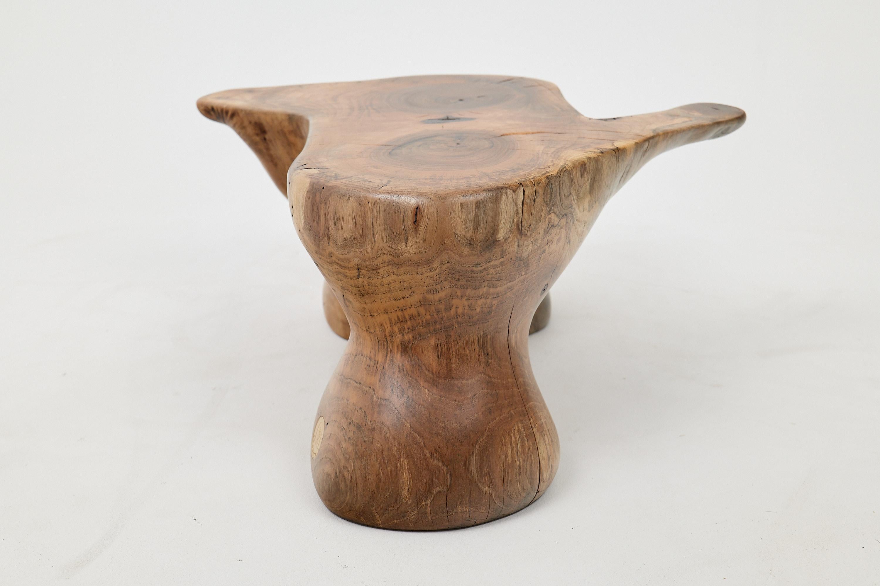 Logniture, Mesa Auxiliar Escultórica de Madera Maciza de Nogal, Original Diseño Contemporáneo en Nuevo estado para la venta en Stara Gradiška, HR