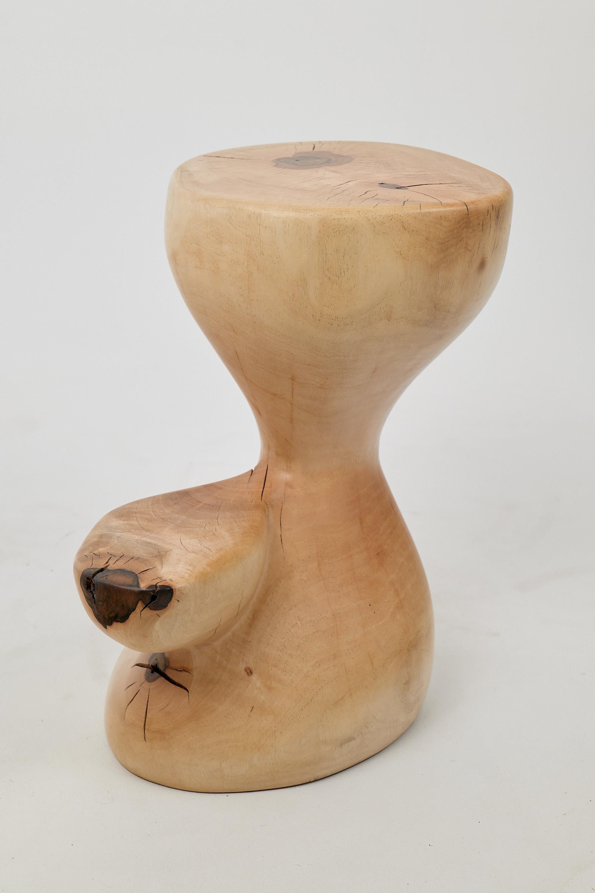 Logniture, Mesa Auxiliar Escultórica de Madera Maciza de Nogal, Original Diseño Contemporáneo en Nuevo estado para la venta en Stara Gradiška, HR