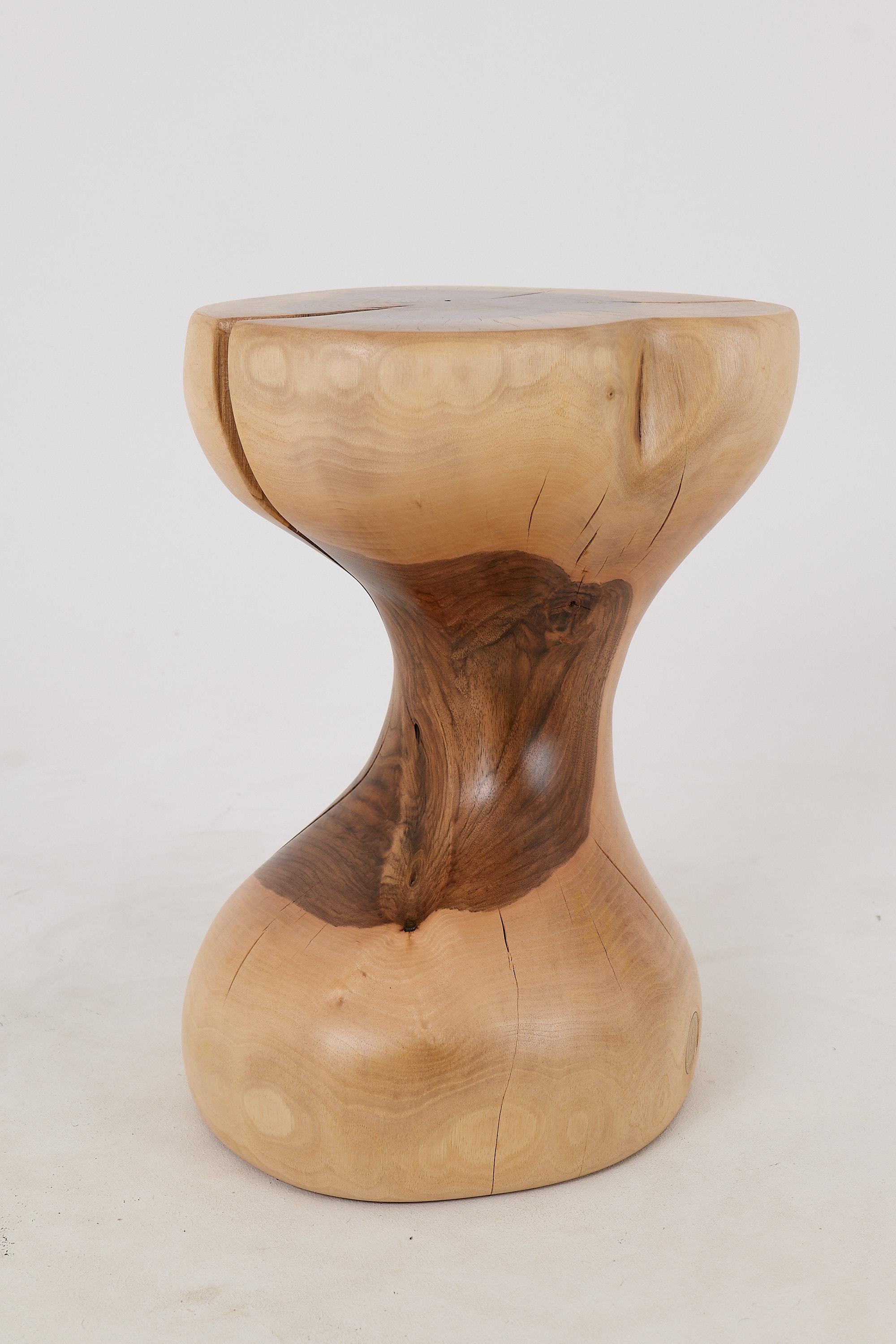 Logniture, Mesa Auxiliar Escultórica de Madera Maciza de Nogal, Original Diseño Contemporáneo en Nuevo estado para la venta en Stara Gradiška, HR