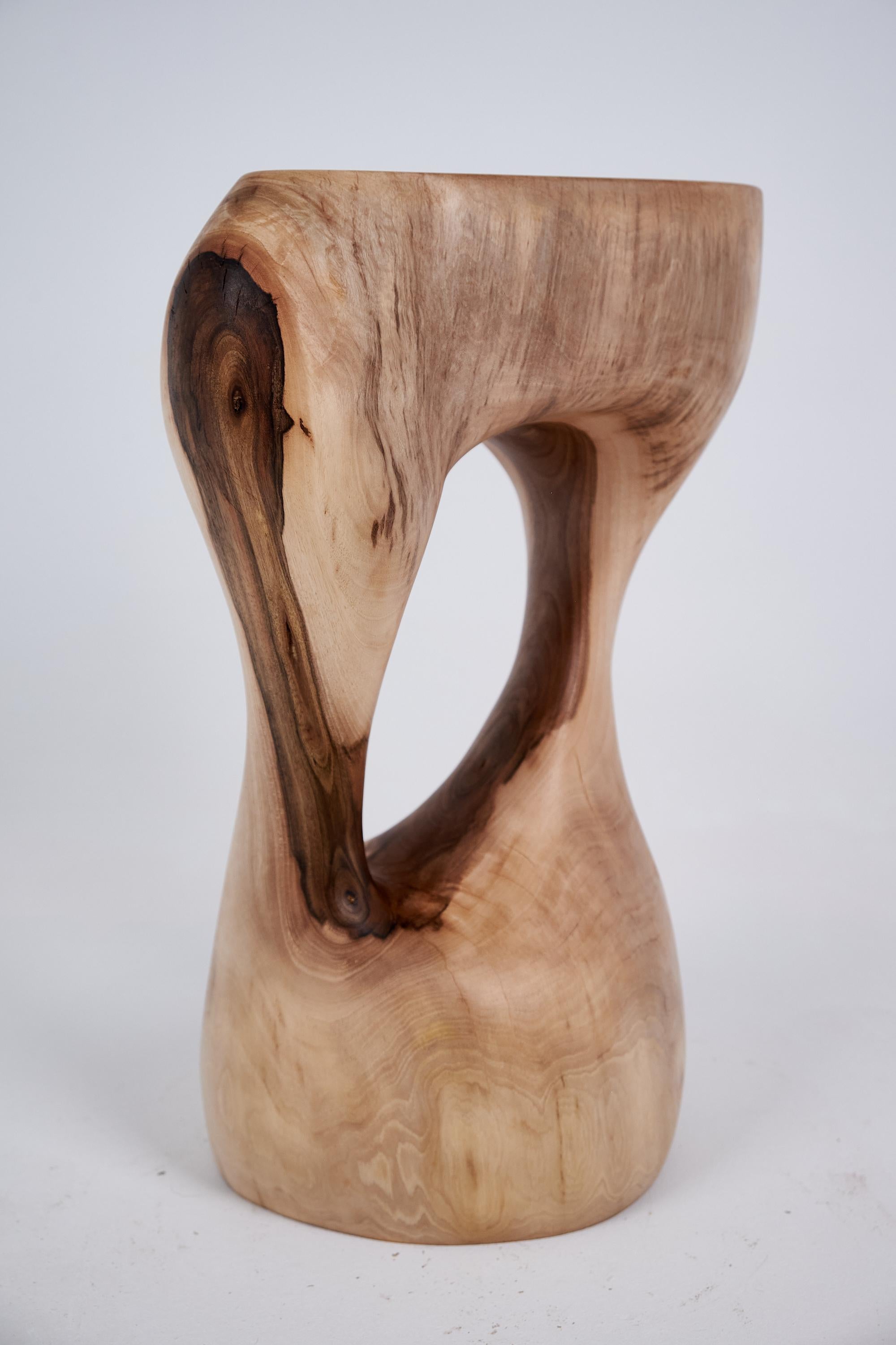Logniture, Mesa Auxiliar Escultórica de Madera Maciza de Nogal, Original Diseño Contemporáneo Siglo XXI y contemporáneo