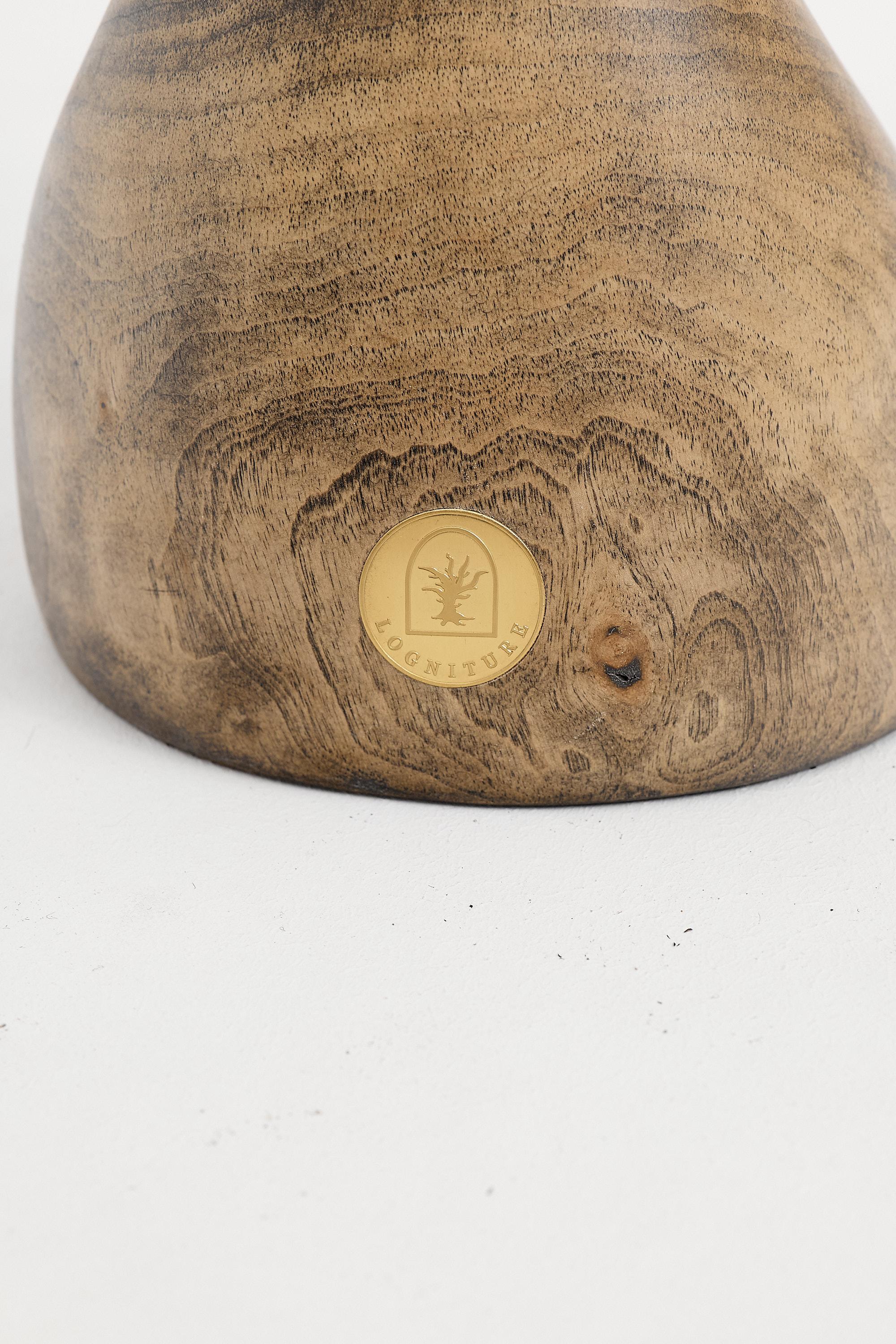 Logniture, Mesa Auxiliar Escultórica de Madera Maciza de Nogal, Original Diseño Contemporáneo Siglo XXI y contemporáneo en venta