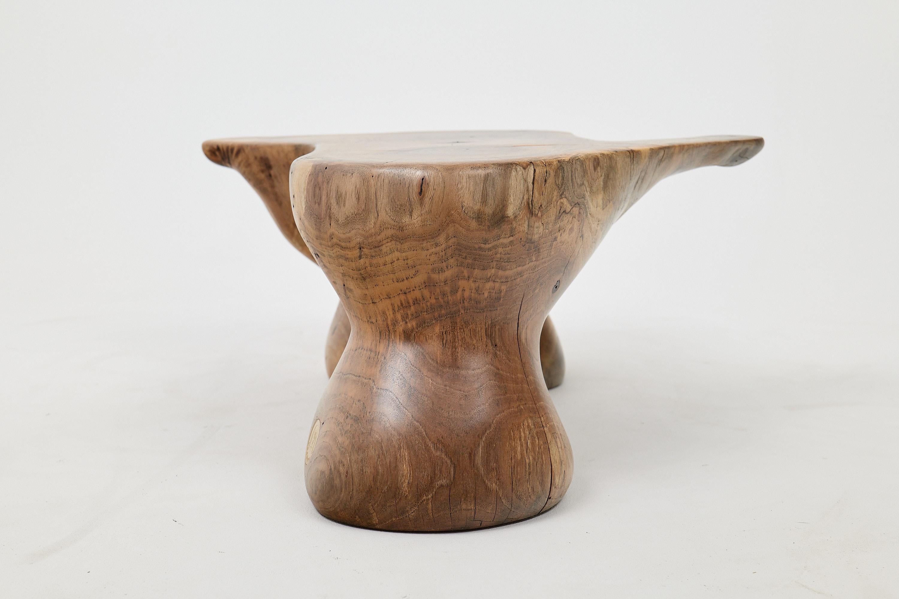Logniture, Mesa Auxiliar Escultórica de Madera Maciza de Nogal, Original Diseño Contemporáneo Siglo XXI y contemporáneo en venta