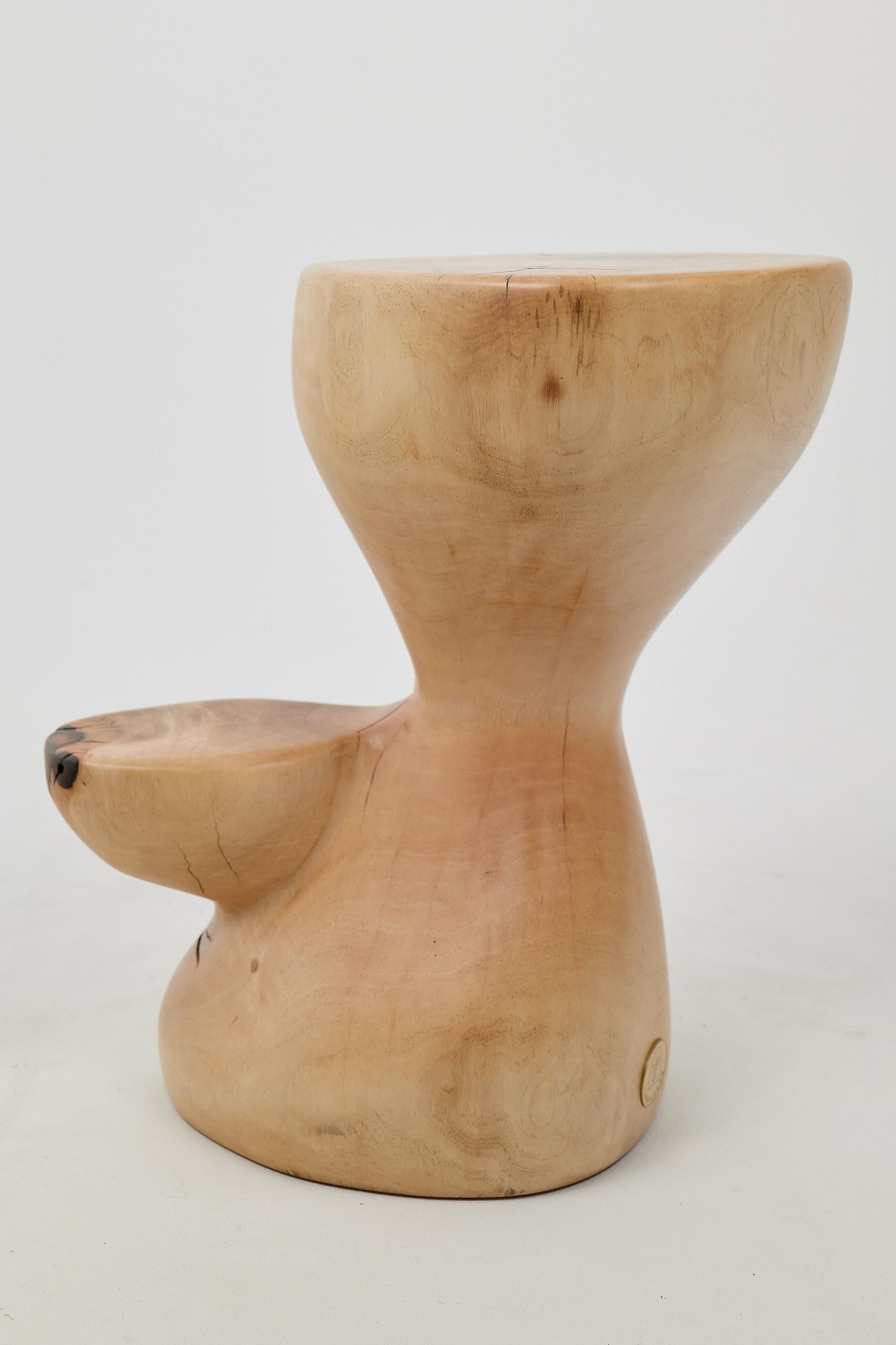 Logniture, Mesa Auxiliar Escultórica de Madera Maciza de Nogal, Original Diseño Contemporáneo Siglo XXI y contemporáneo en venta