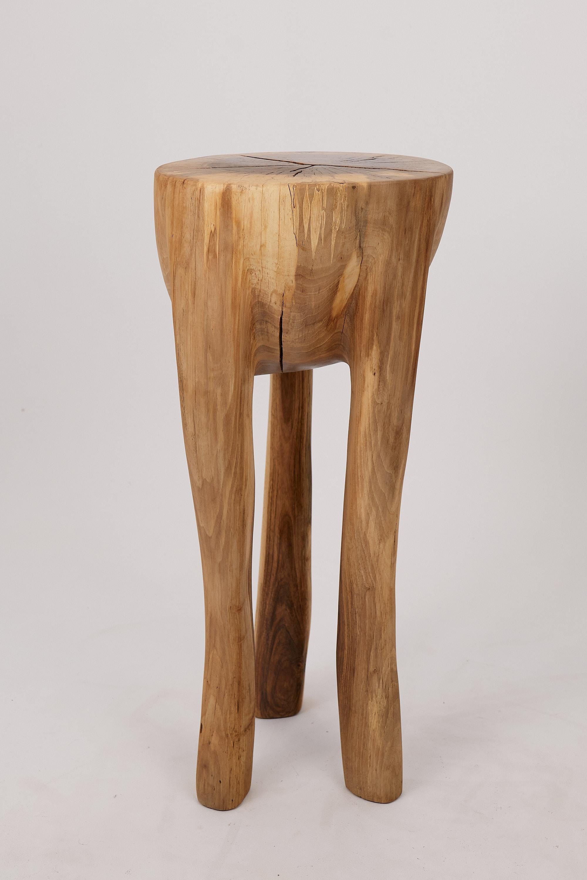 Logniture, Skulpturaler Beistelltisch aus massivem Walnussholz, Original Contemporary Design (21. Jahrhundert und zeitgenössisch) im Angebot