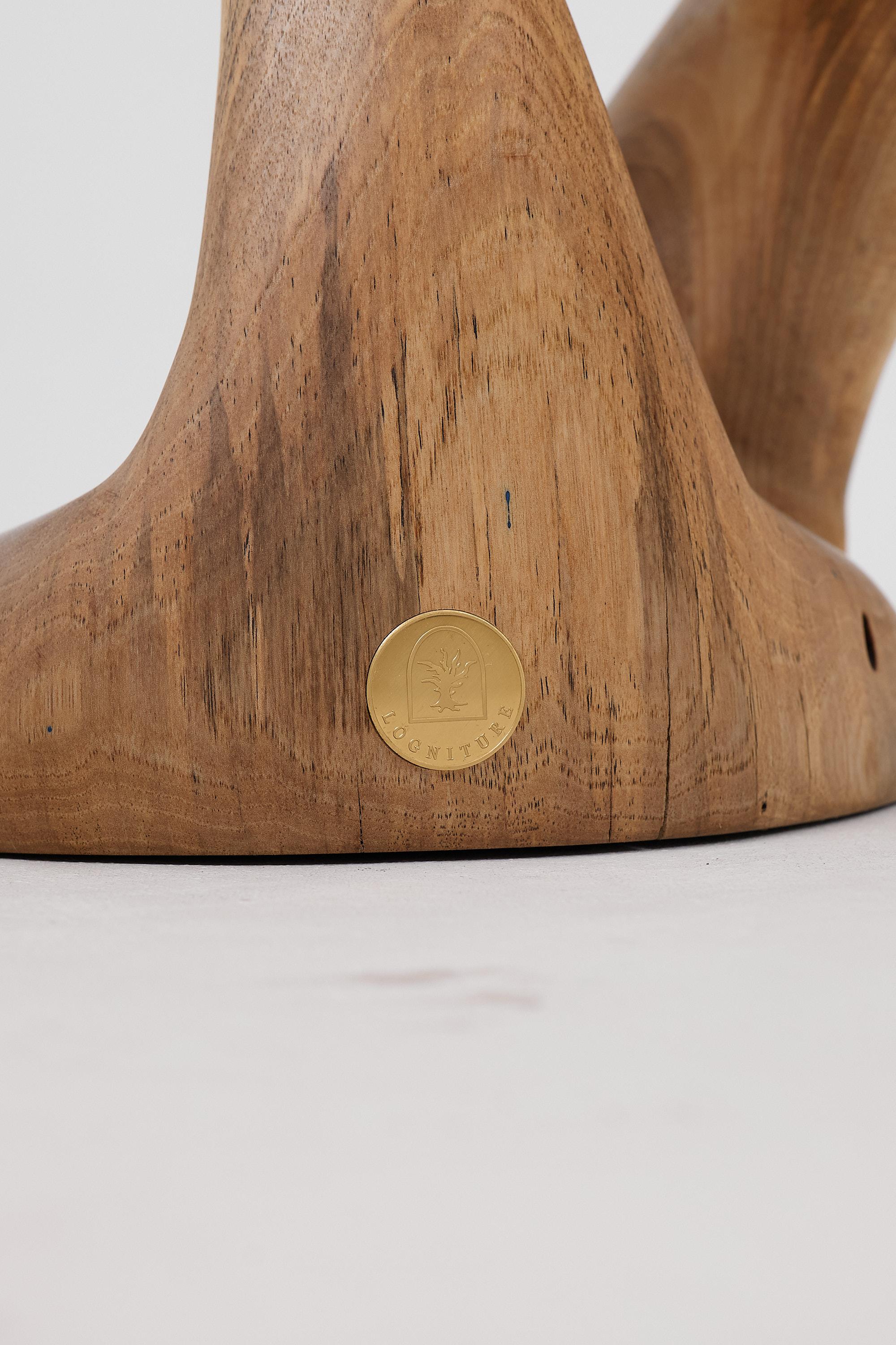 Logniture, Mesa Auxiliar Escultórica de Madera Maciza de Nogal, Original Diseño Contemporáneo Siglo XXI y contemporáneo