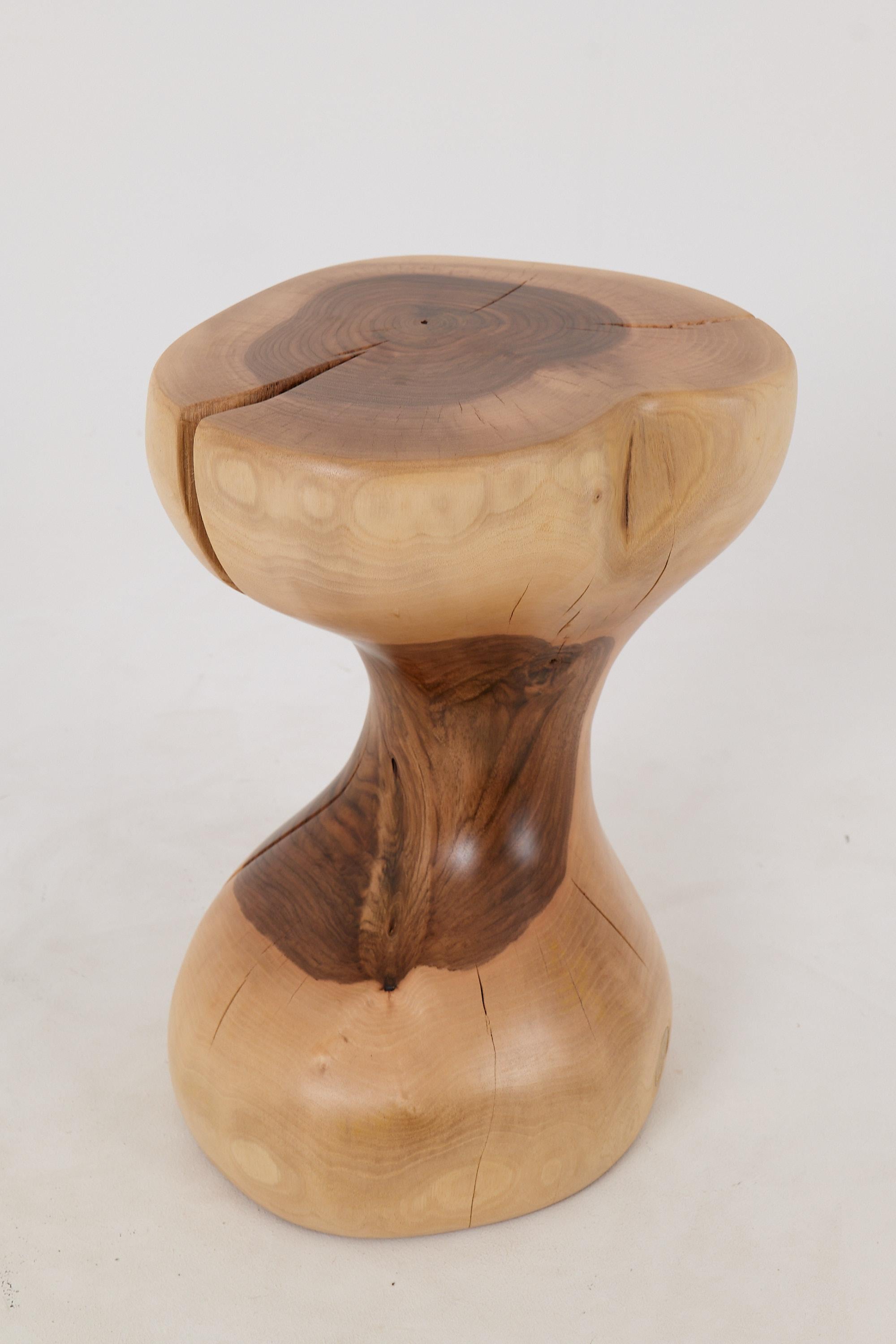 Logniture, Mesa Auxiliar Escultórica de Madera Maciza de Nogal, Original Diseño Contemporáneo Siglo XXI y contemporáneo en venta
