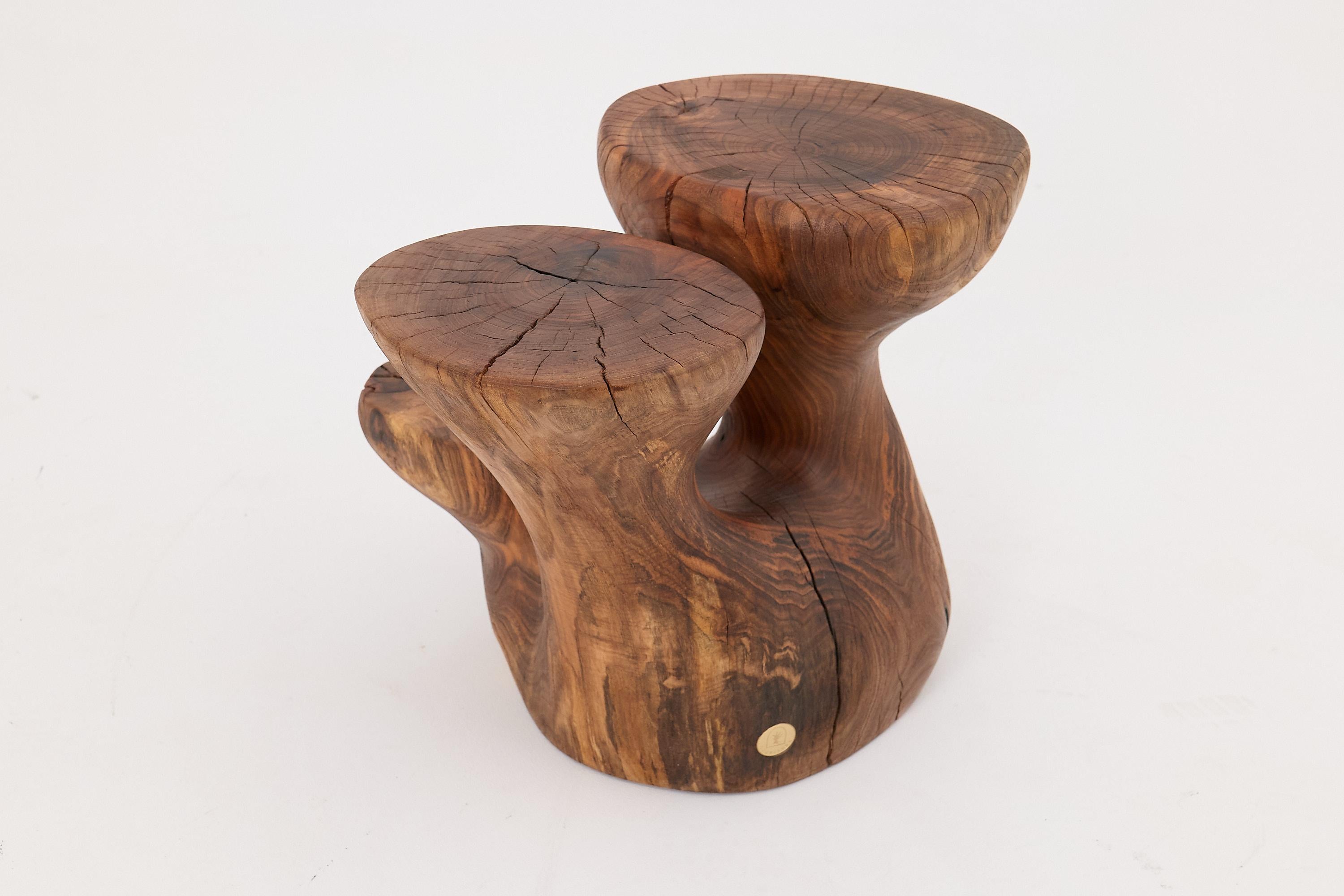 XXIe siècle et contemporain Logniture, table d'appoint sculpturale en bois massif de noyer, design contemporain original en vente