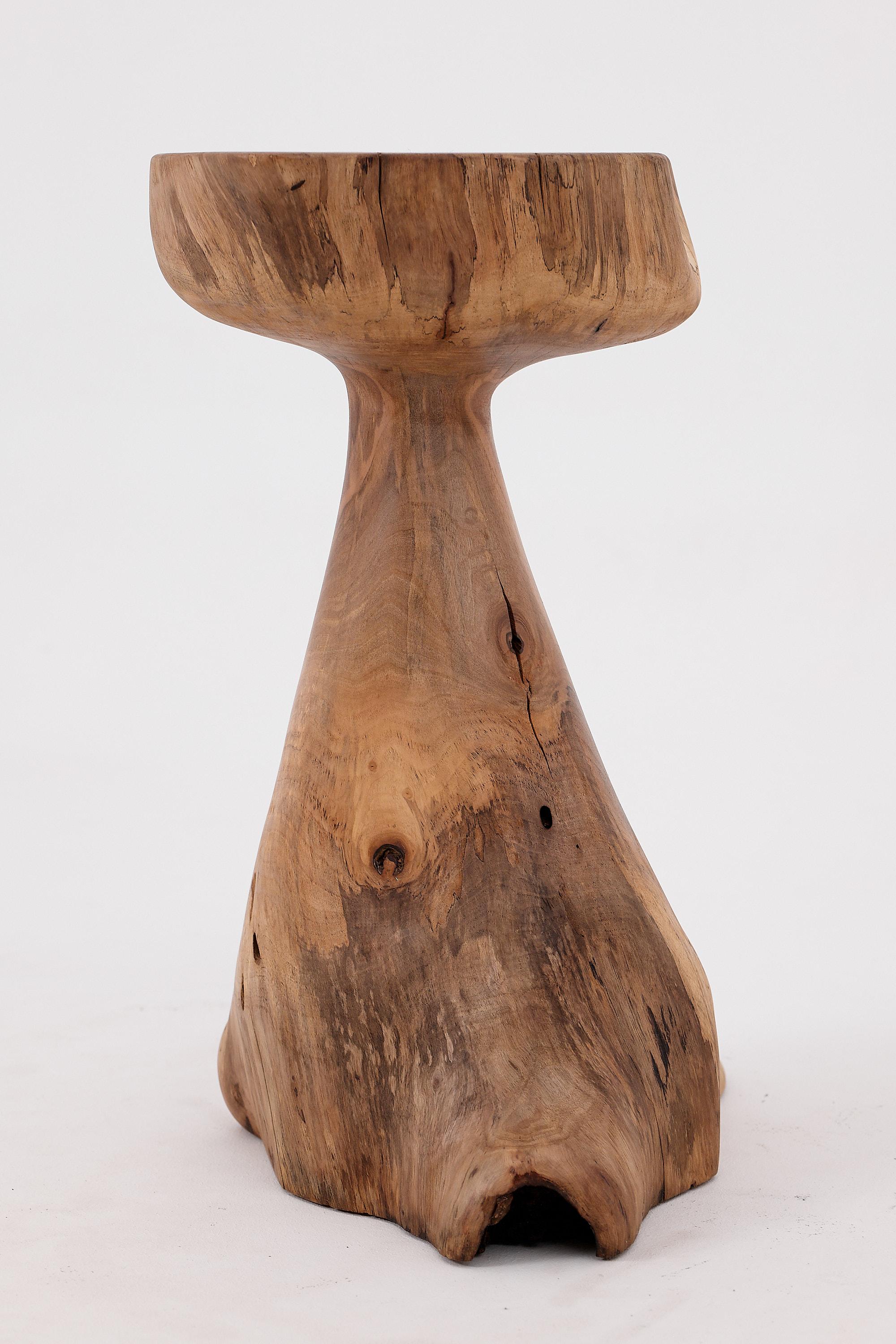 XXIe siècle et contemporain Logniture, table d'appoint sculpturale en bois massif de noyer, design contemporain original en vente
