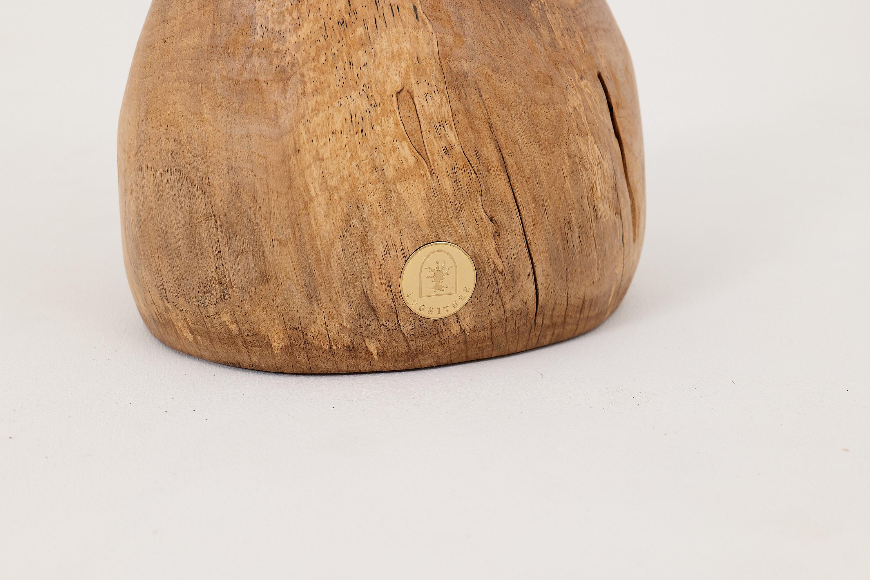 Logniture, Mesa Auxiliar Escultórica de Madera Maciza de Nogal, Original Diseño Contemporáneo Siglo XXI y contemporáneo en venta