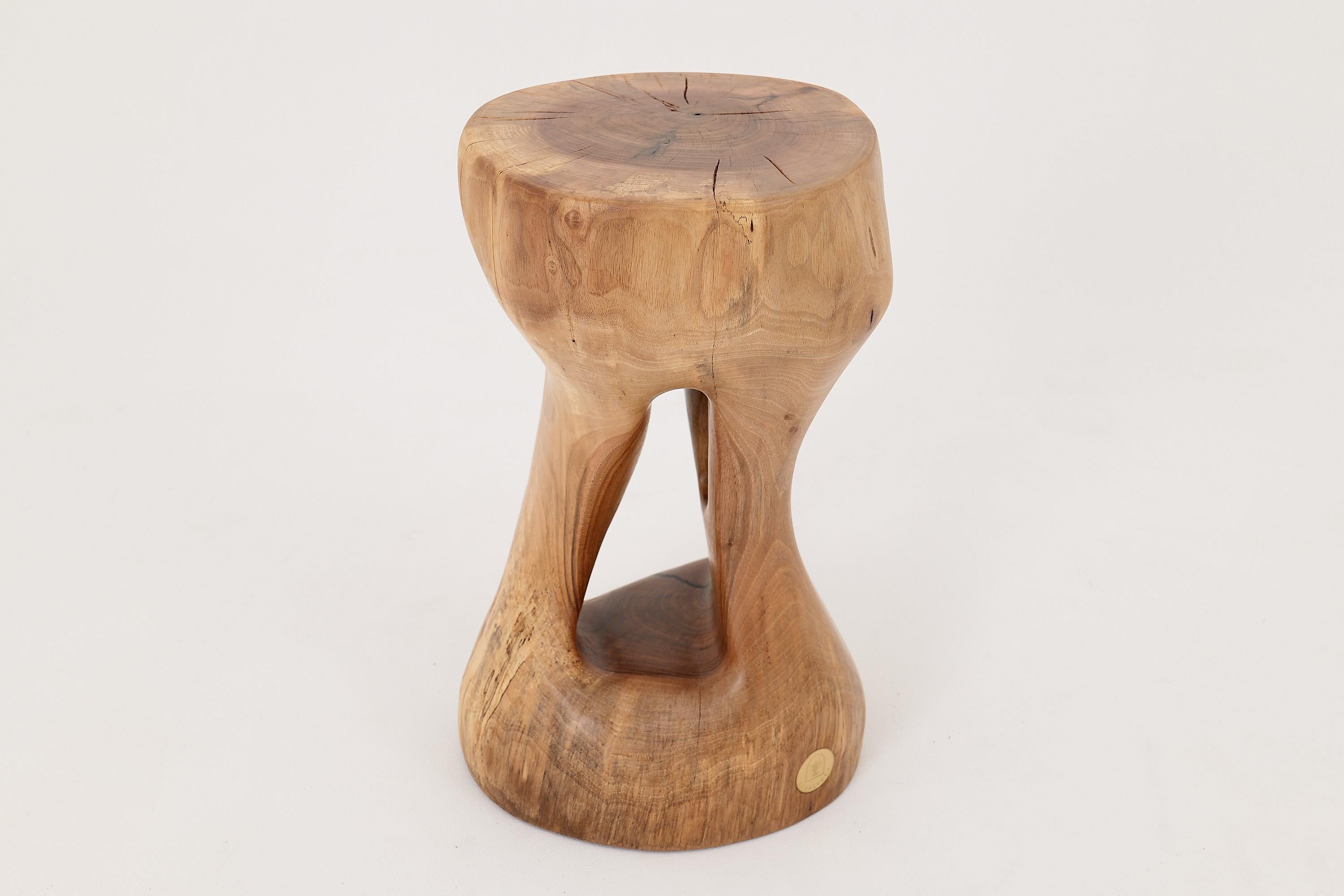 XXI secolo e contemporaneo Logniture, Tavolino scultoreo in legno massiccio di noce, design contemporaneo originale in vendita