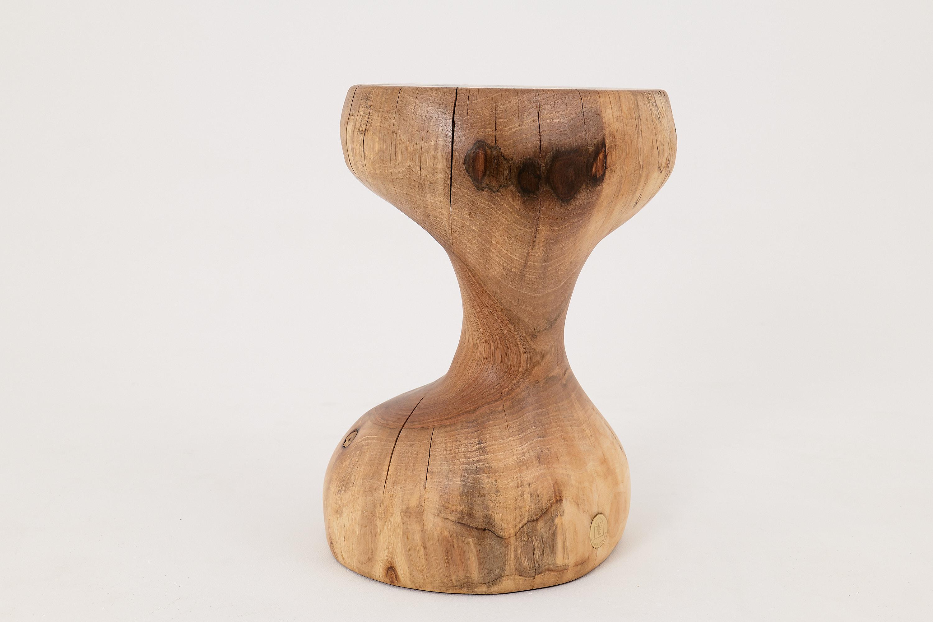 Logniture, Mesa Auxiliar Escultórica de Madera Maciza de Nogal, Original Diseño Contemporáneo Siglo XXI y contemporáneo en venta