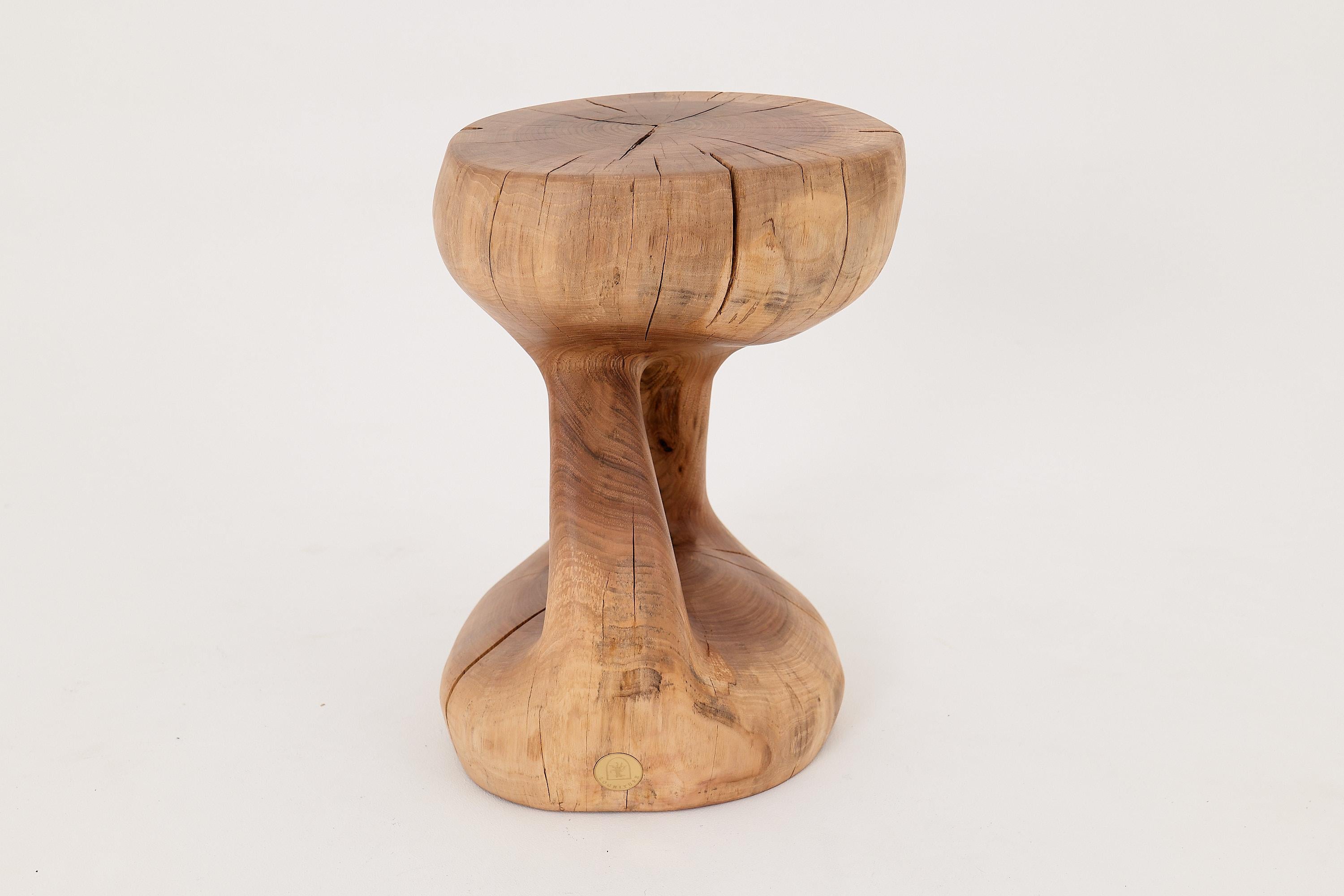 Logniture, Mesa Auxiliar Escultórica de Madera Maciza de Nogal, Original Diseño Contemporáneo Siglo XXI y contemporáneo en venta