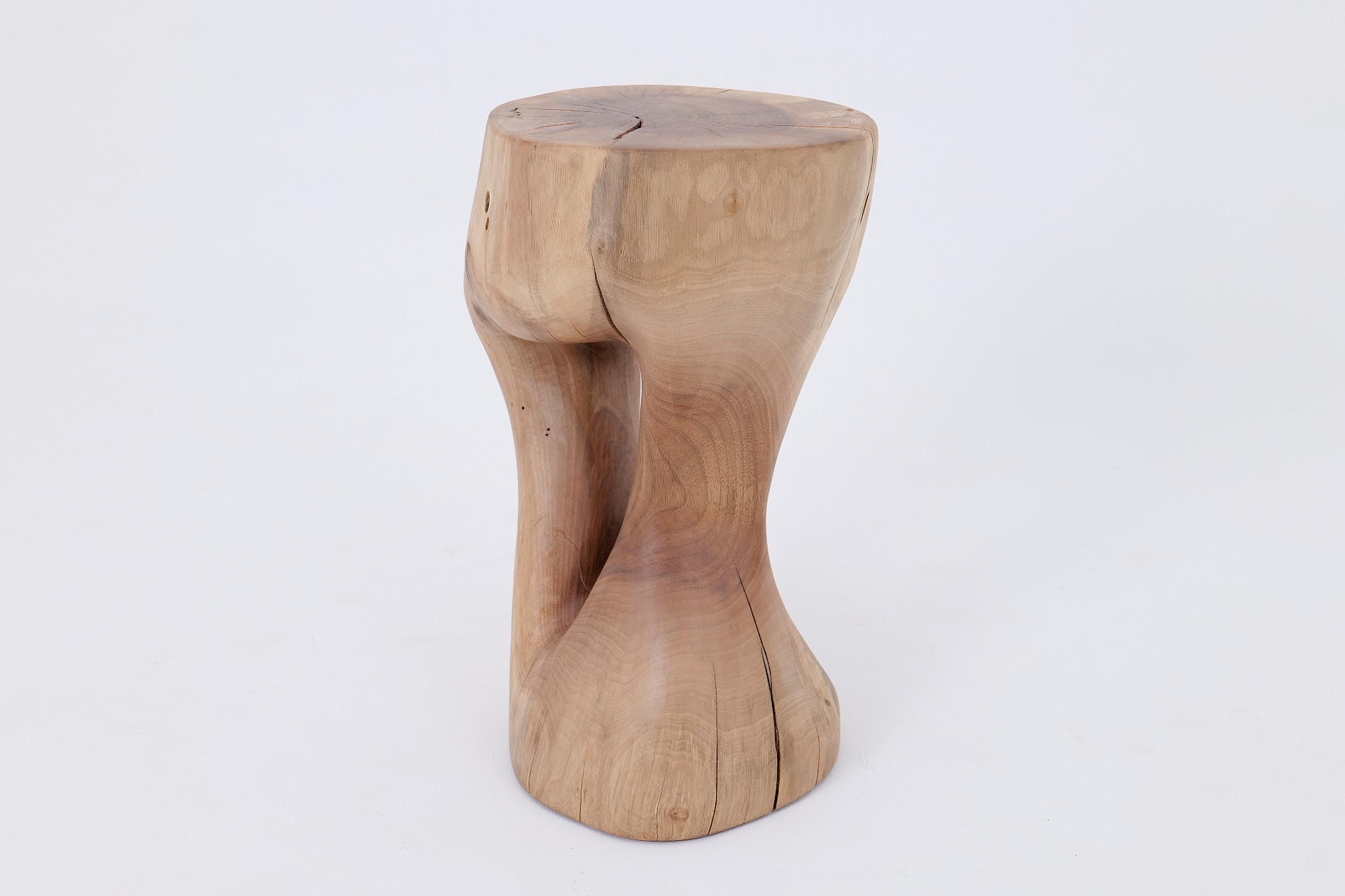XXIe siècle et contemporain Logniture, table d'appoint sculpturale en bois massif de noyer, design contemporain original en vente