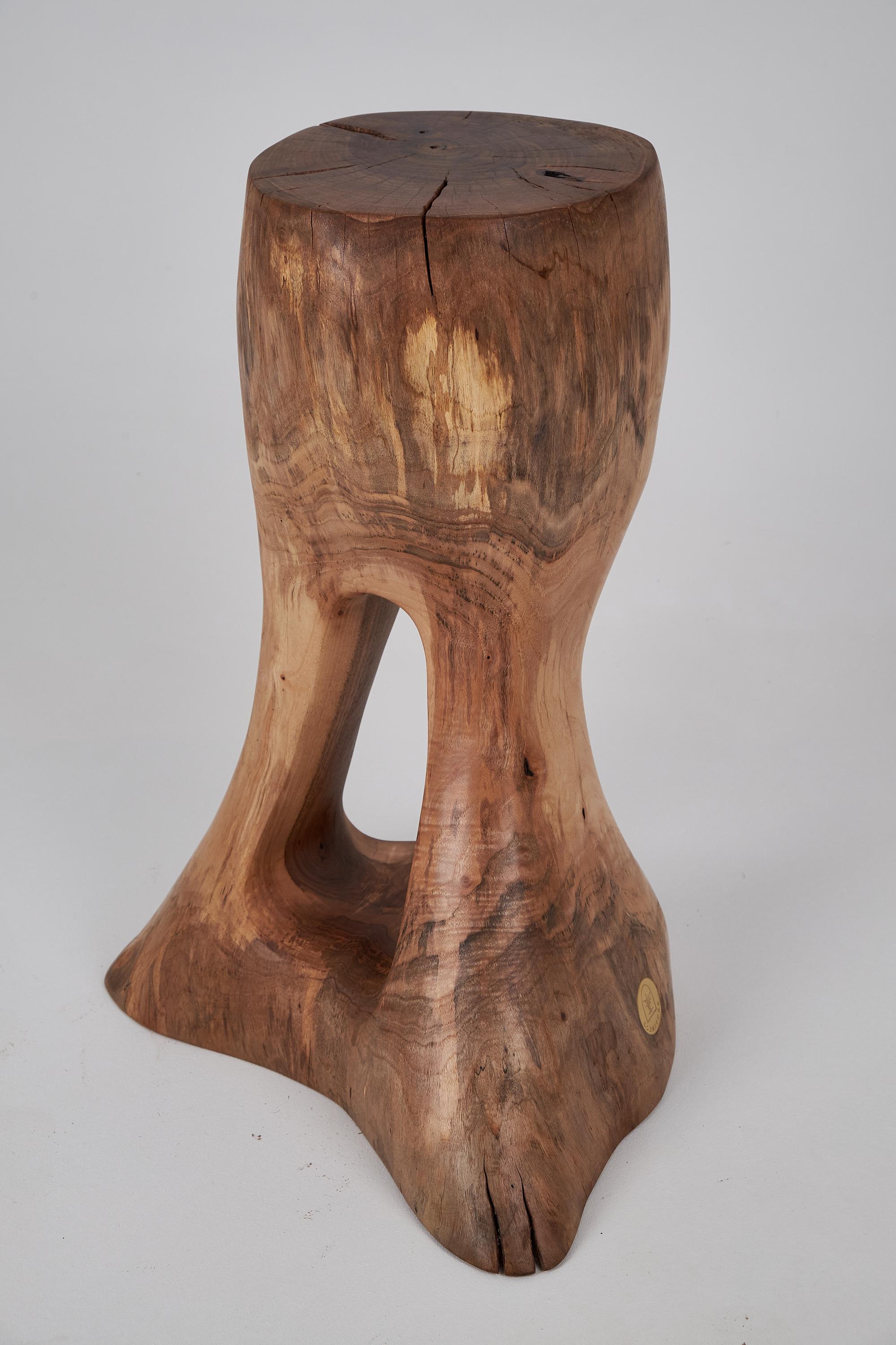 Logniture, Skulpturaler Beistelltisch aus massivem Walnussholz, Original Contemporary Design (Holz) im Angebot