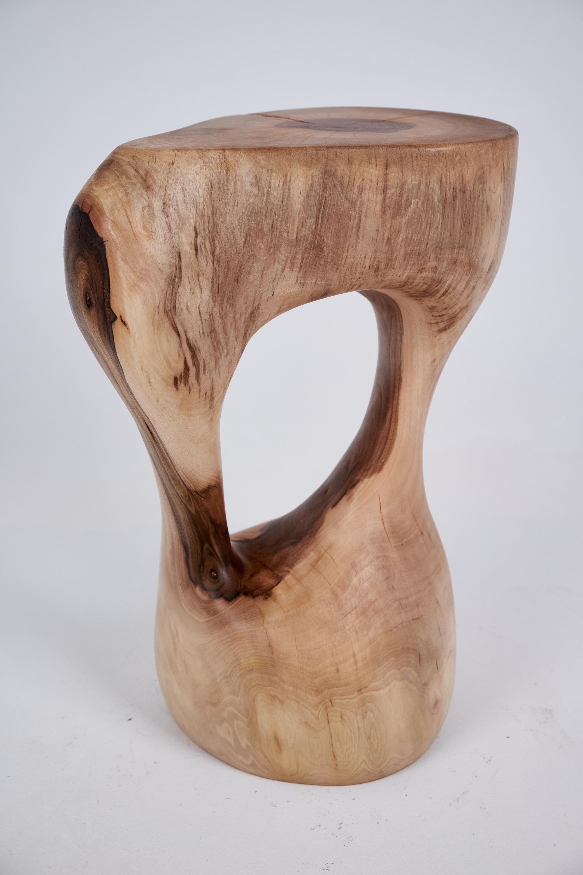 Logniture, Mesa Auxiliar Escultórica de Madera Maciza de Nogal, Original Diseño Contemporáneo 1