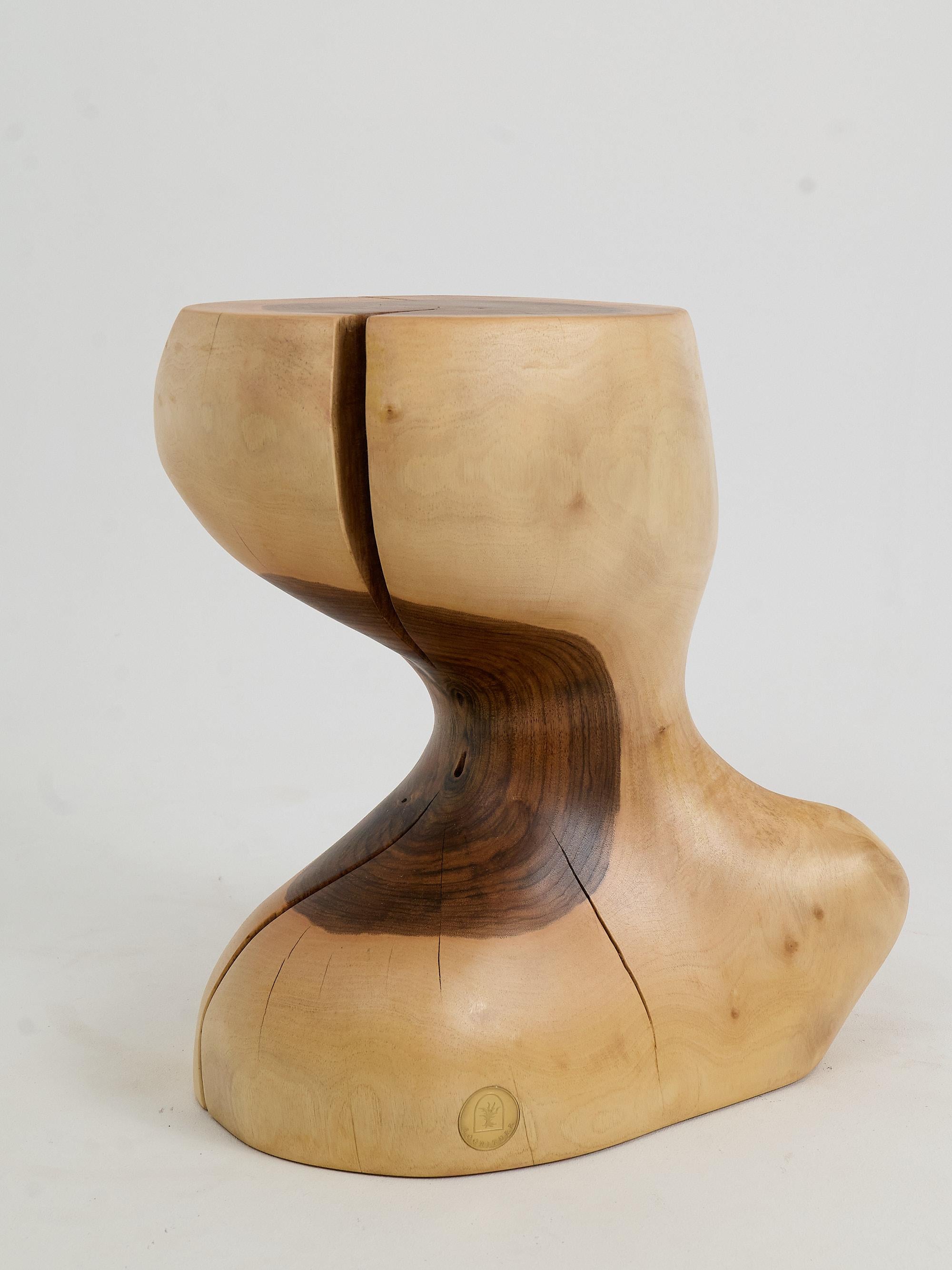 Logniture, Mesa Auxiliar Escultórica de Madera Maciza de Nogal, Original Diseño Contemporáneo en venta 1