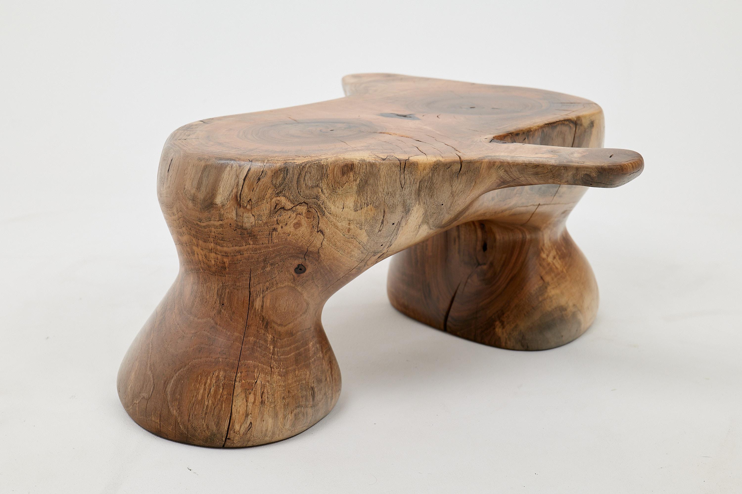 Logniture, Mesa Auxiliar Escultórica de Madera Maciza de Nogal, Original Diseño Contemporáneo en venta 1