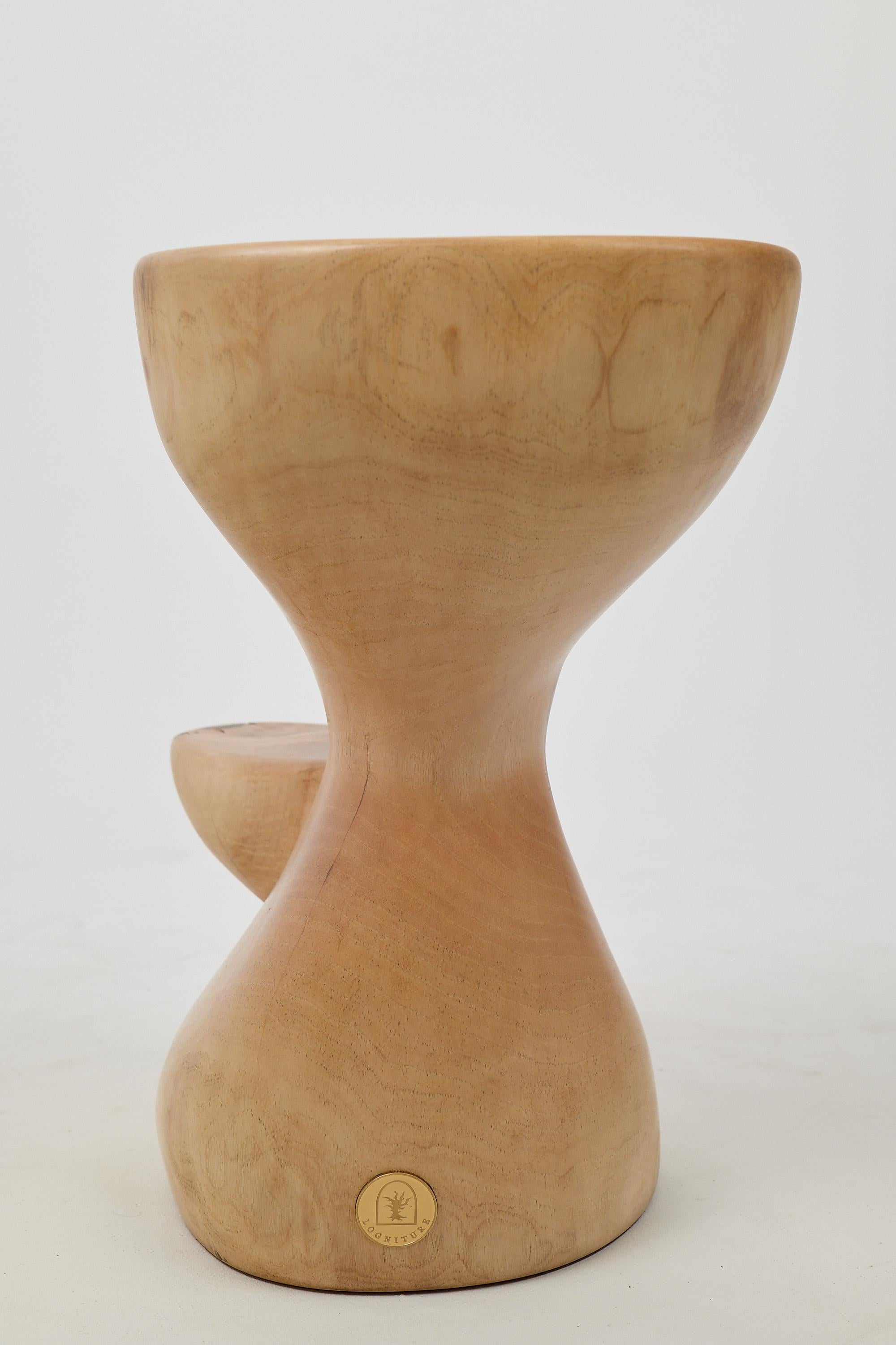 Logniture, Mesa Auxiliar Escultórica de Madera Maciza de Nogal, Original Diseño Contemporáneo en venta 1