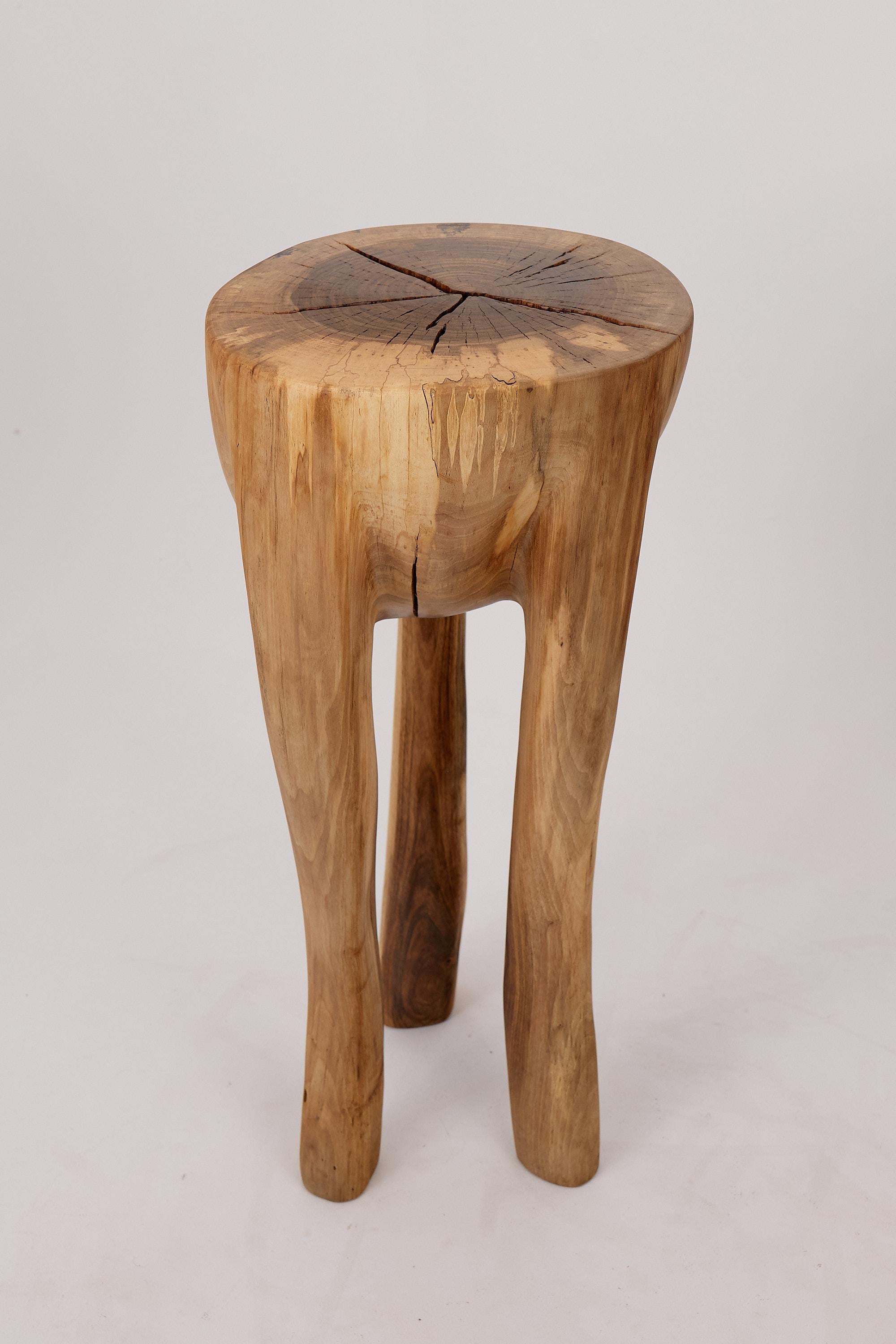 Logniture, Skulpturaler Beistelltisch aus massivem Walnussholz, Original Contemporary Design (Holz) im Angebot