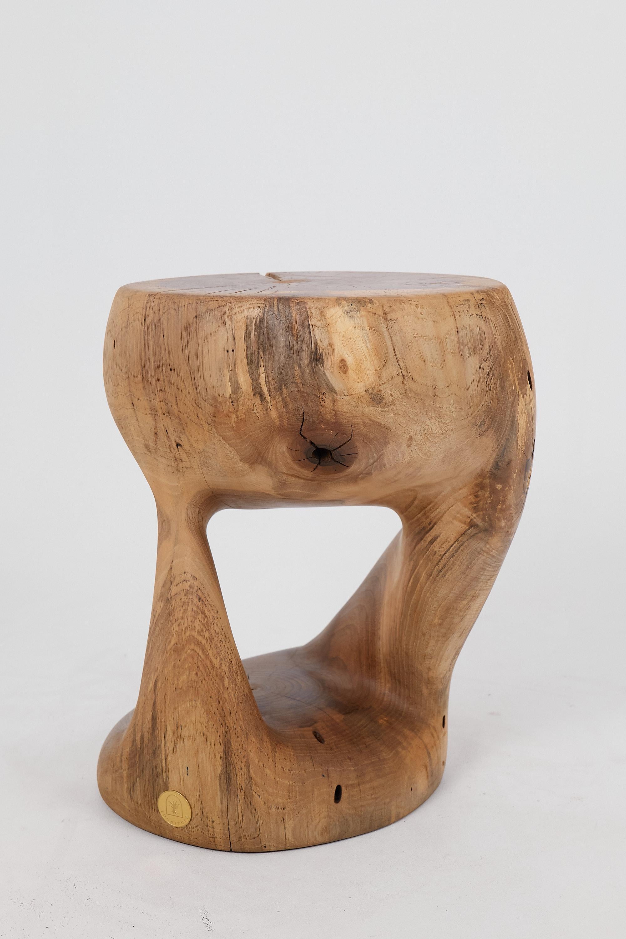 Logniture, Mesa Auxiliar Escultórica de Madera Maciza de Nogal, Original Diseño Contemporáneo 1