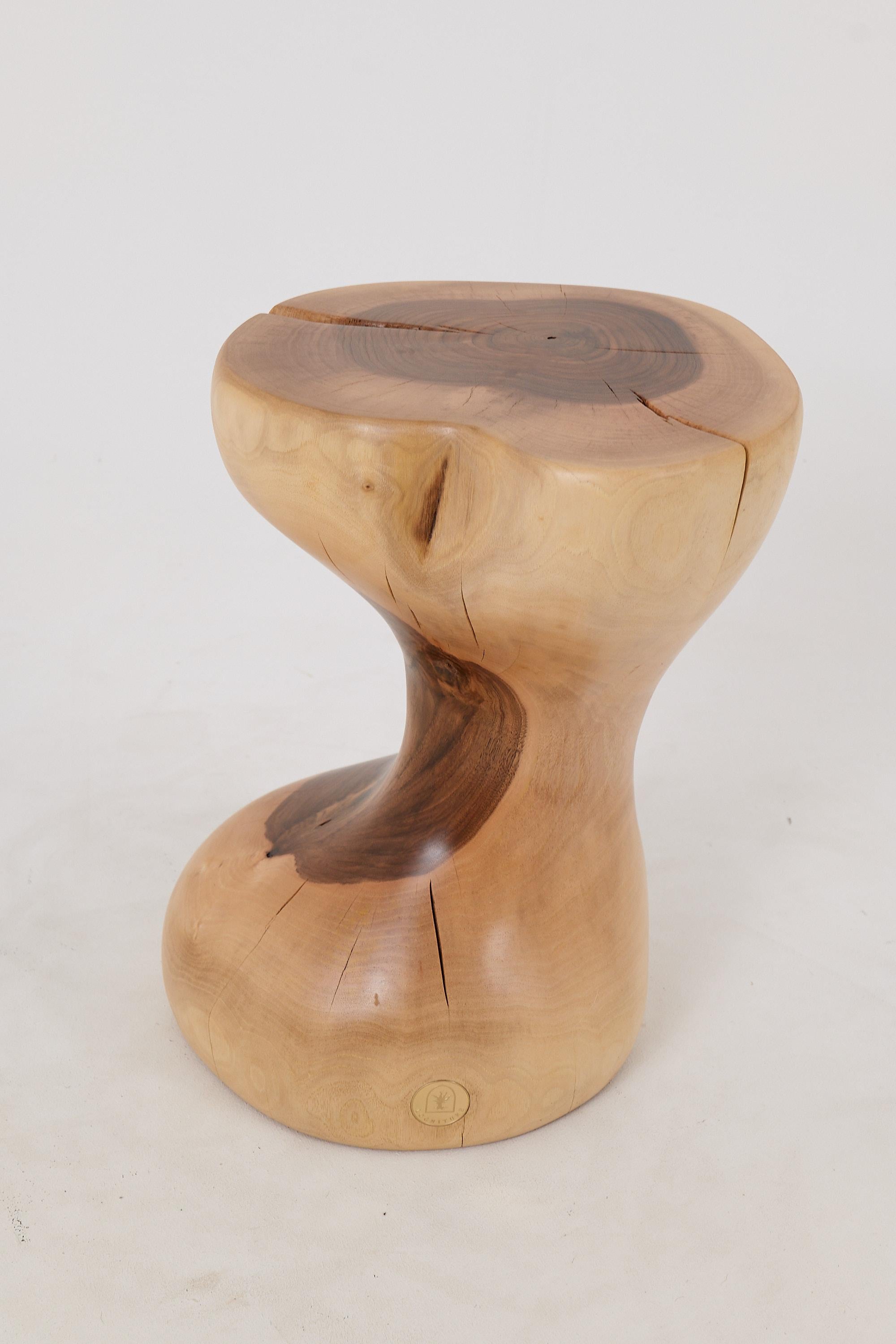 Logniture, Mesa Auxiliar Escultórica de Madera Maciza de Nogal, Original Diseño Contemporáneo en venta 1