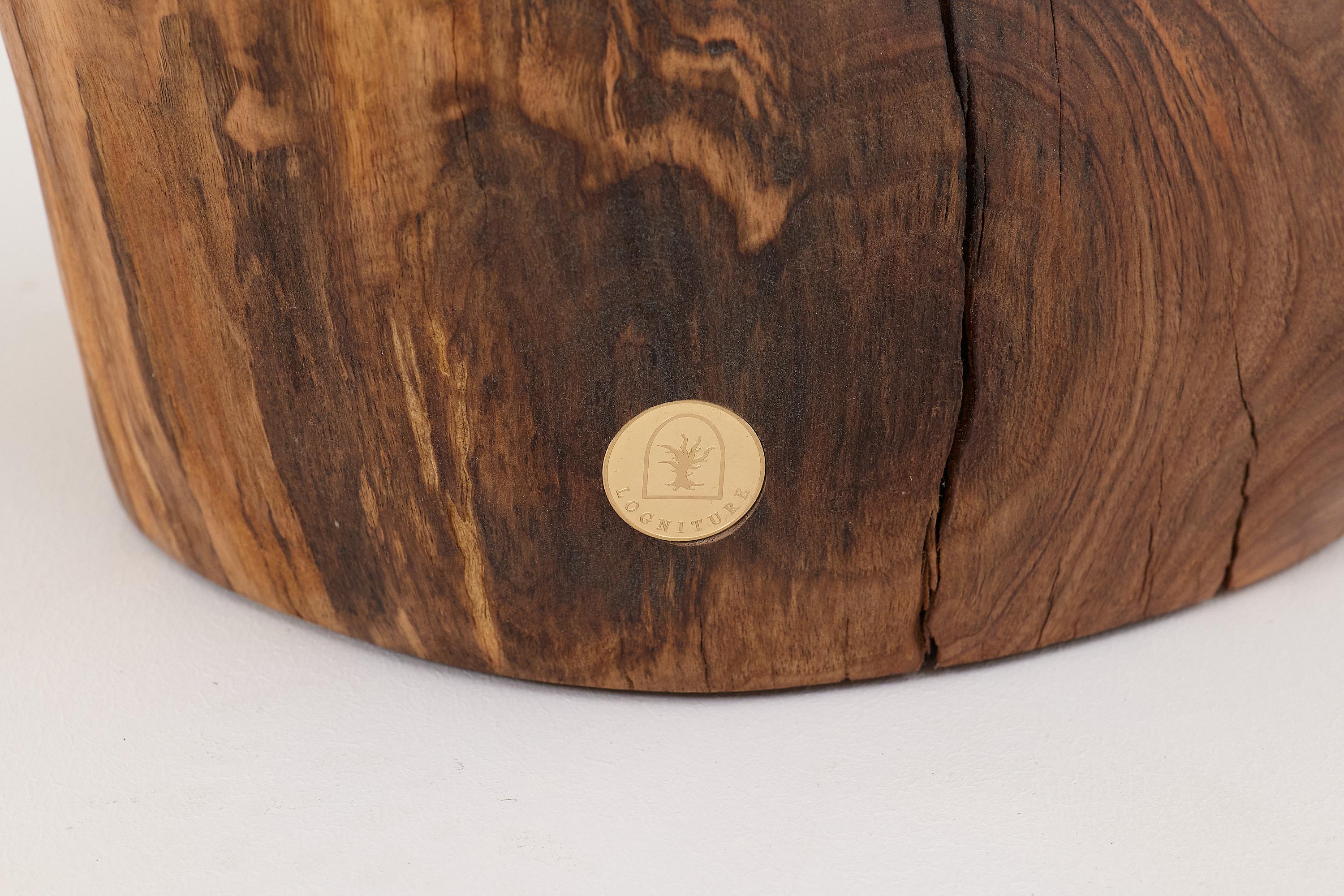 Bois Logniture, table d'appoint sculpturale en bois massif de noyer, design contemporain original en vente