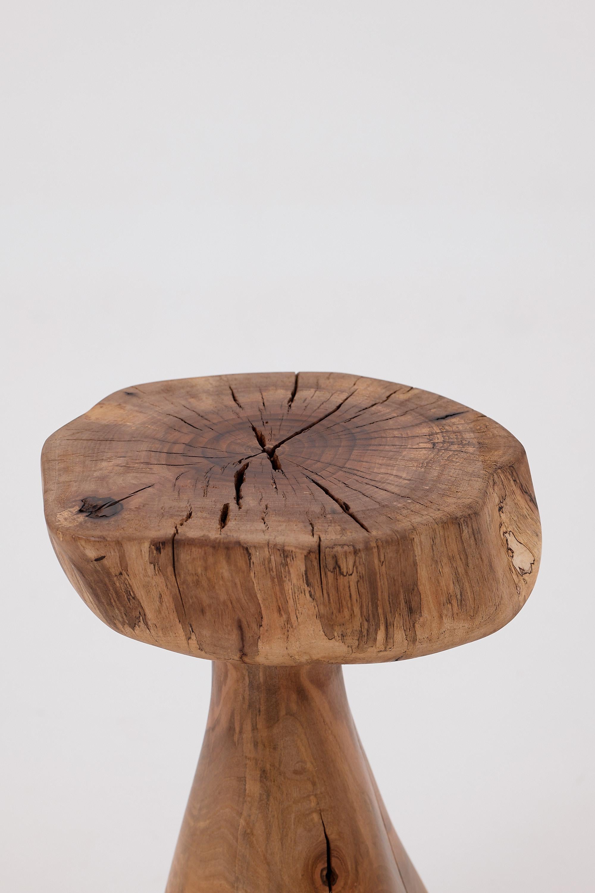 Bois Logniture, table d'appoint sculpturale en bois massif de noyer, design contemporain original en vente