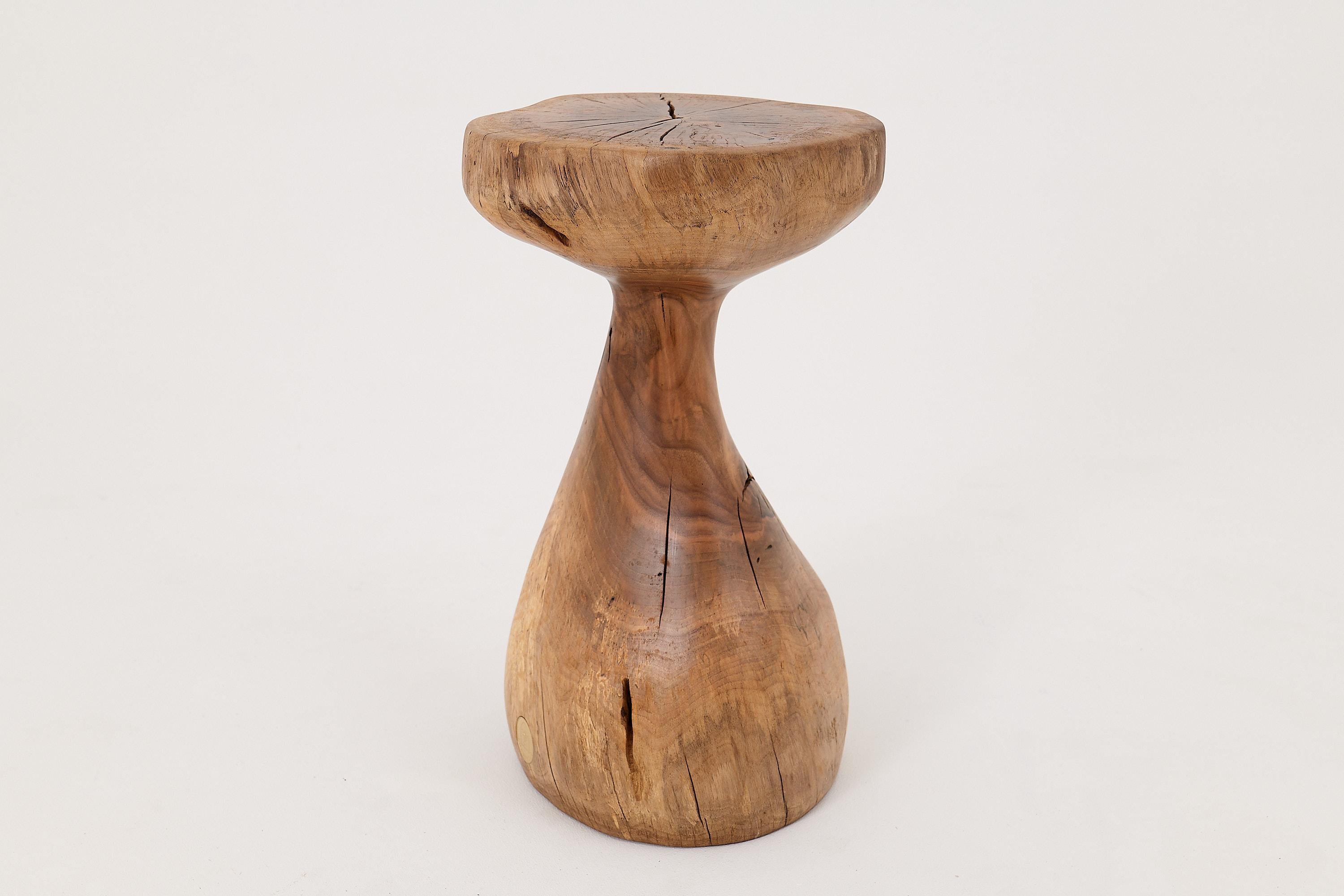 Logniture, Mesa Auxiliar Escultórica de Madera Maciza de Nogal, Original Diseño Contemporáneo en venta 1