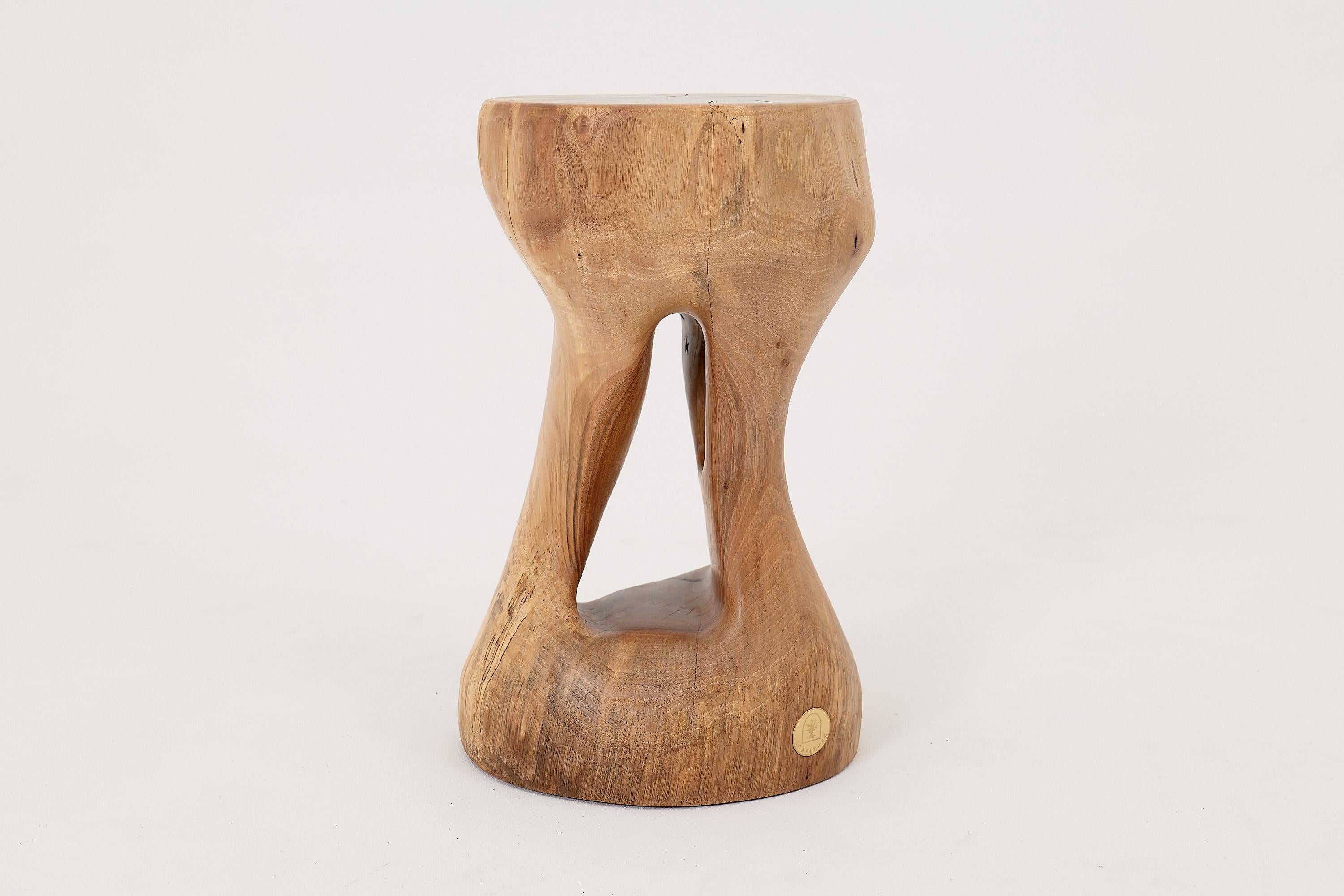 Legno Logniture, Tavolino scultoreo in legno massiccio di noce, design contemporaneo originale in vendita