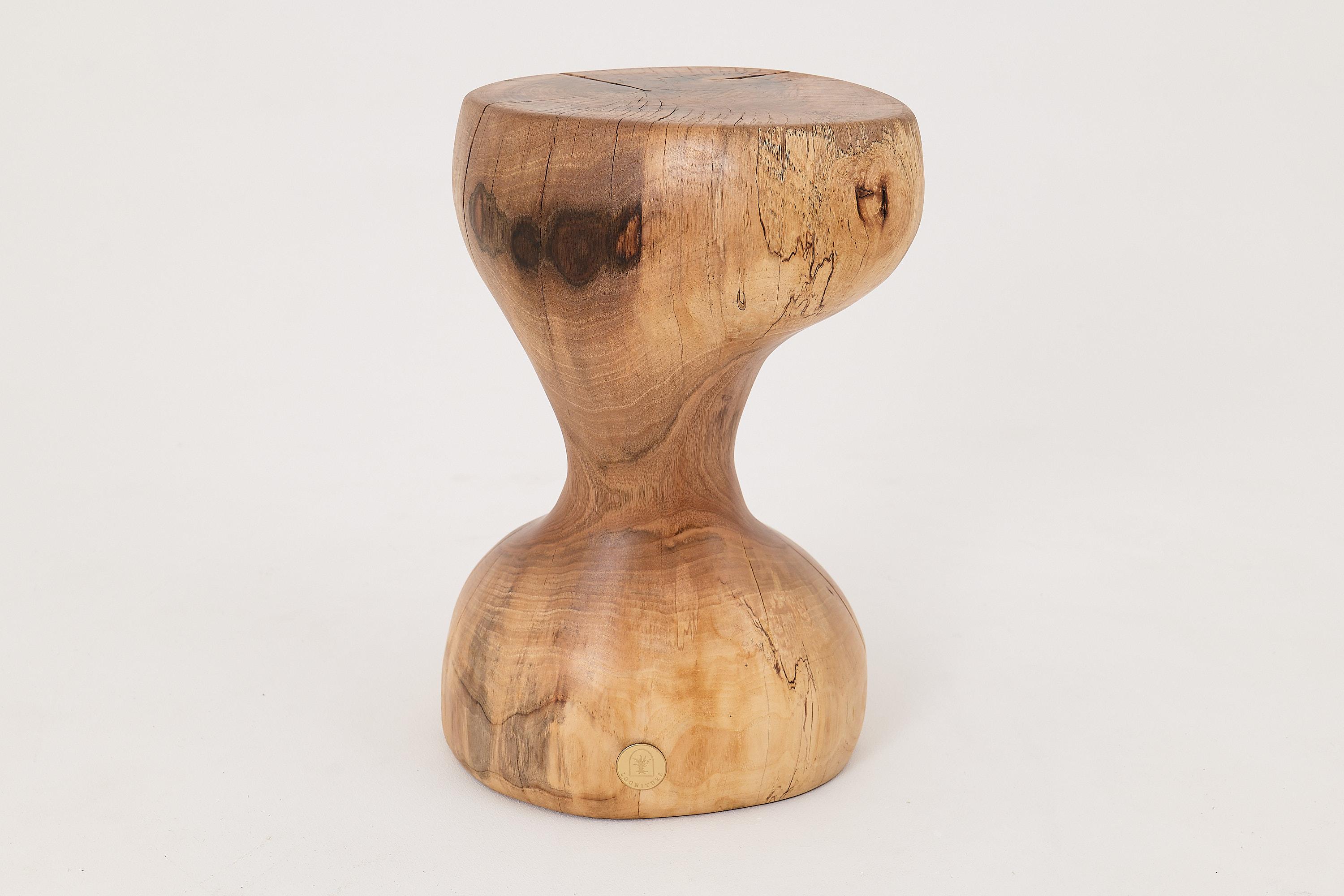 Logniture, Mesa Auxiliar Escultórica de Madera Maciza de Nogal, Original Diseño Contemporáneo en venta 1