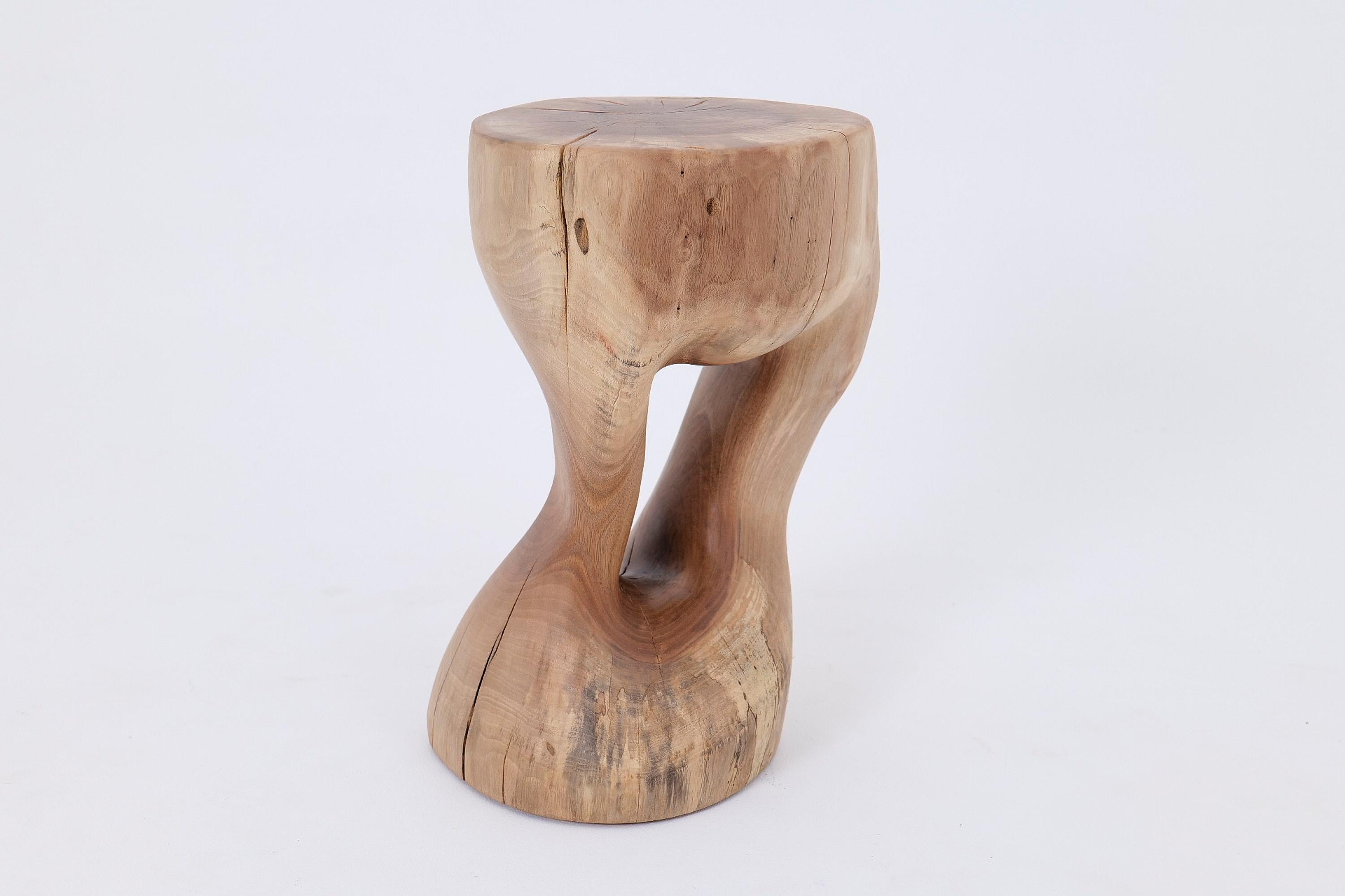 Bois Logniture, table d'appoint sculpturale en bois massif de noyer, design contemporain original en vente