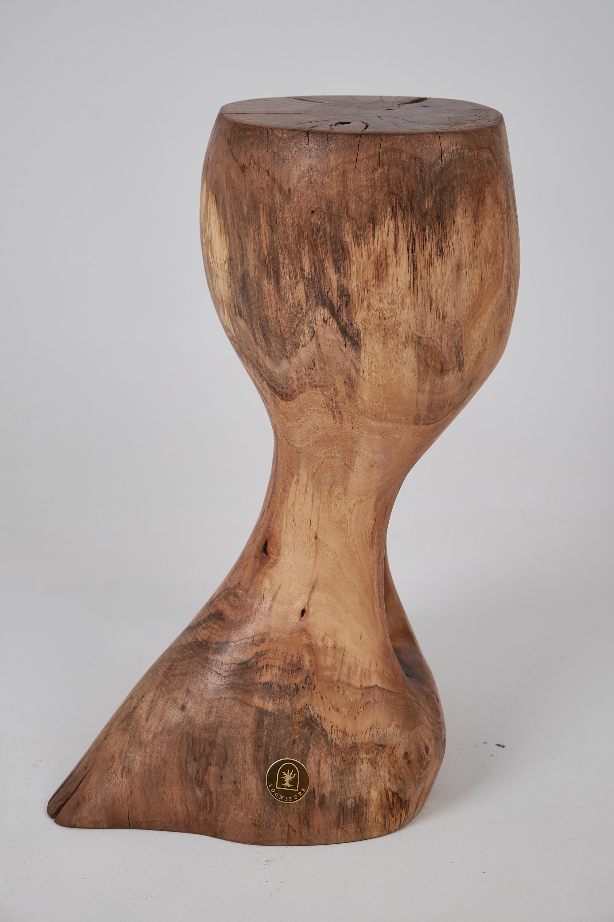 Logniture, Skulpturaler Beistelltisch aus massivem Walnussholz, Original Contemporary Design im Angebot 1