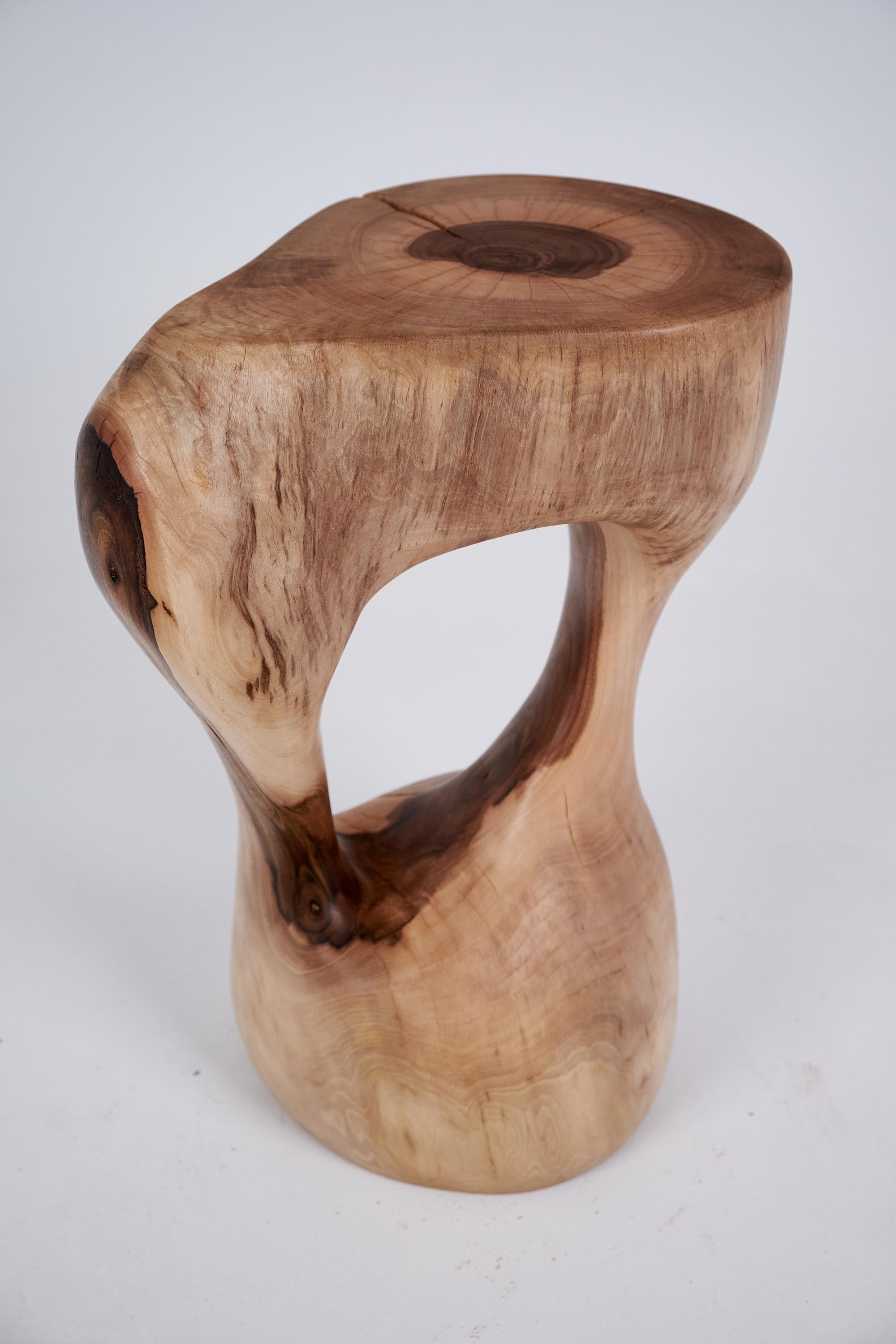 Logniture, Mesa Auxiliar Escultórica de Madera Maciza de Nogal, Original Diseño Contemporáneo 2