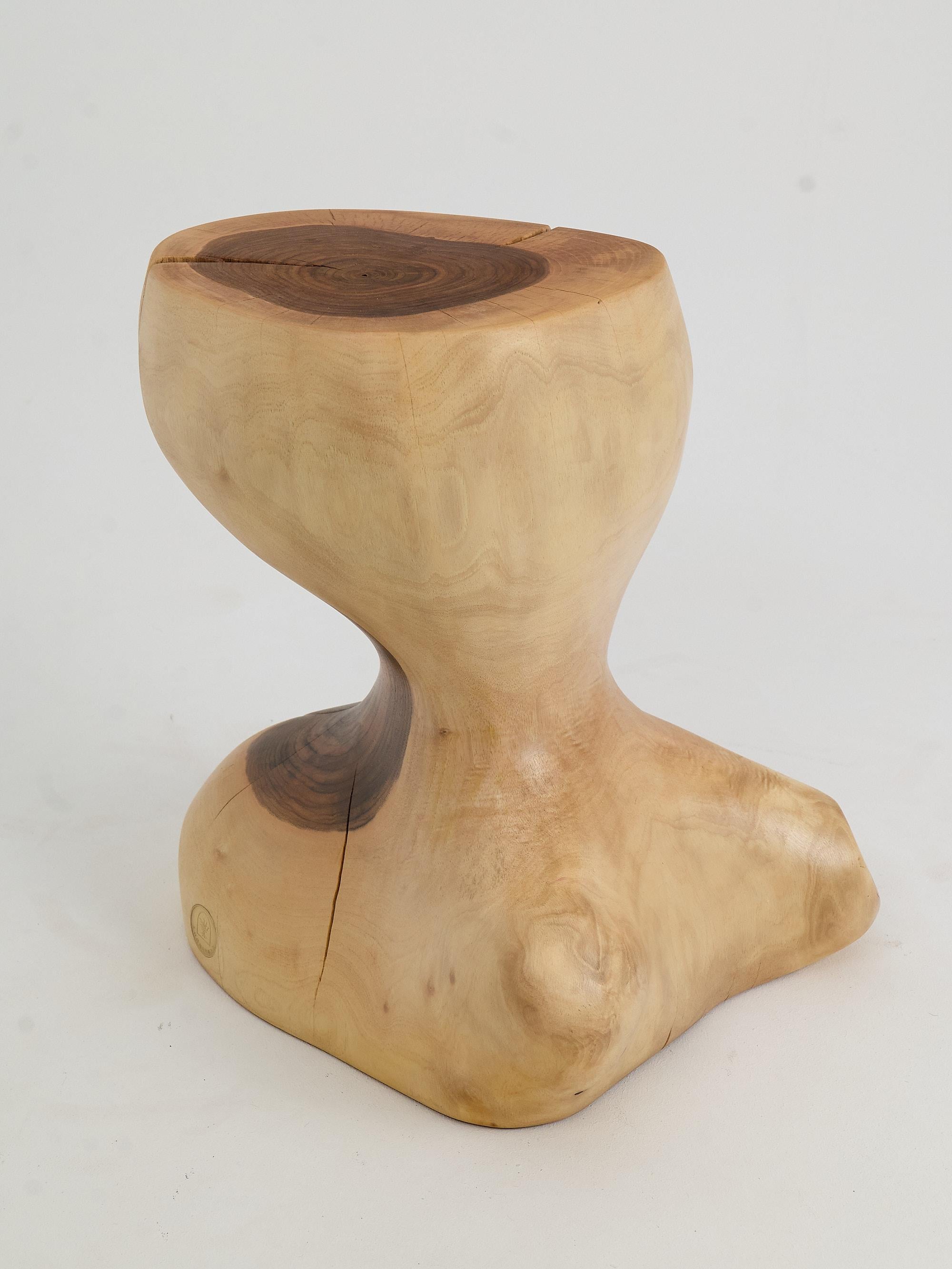 Logniture, Mesa Auxiliar Escultórica de Madera Maciza de Nogal, Original Diseño Contemporáneo en venta 2