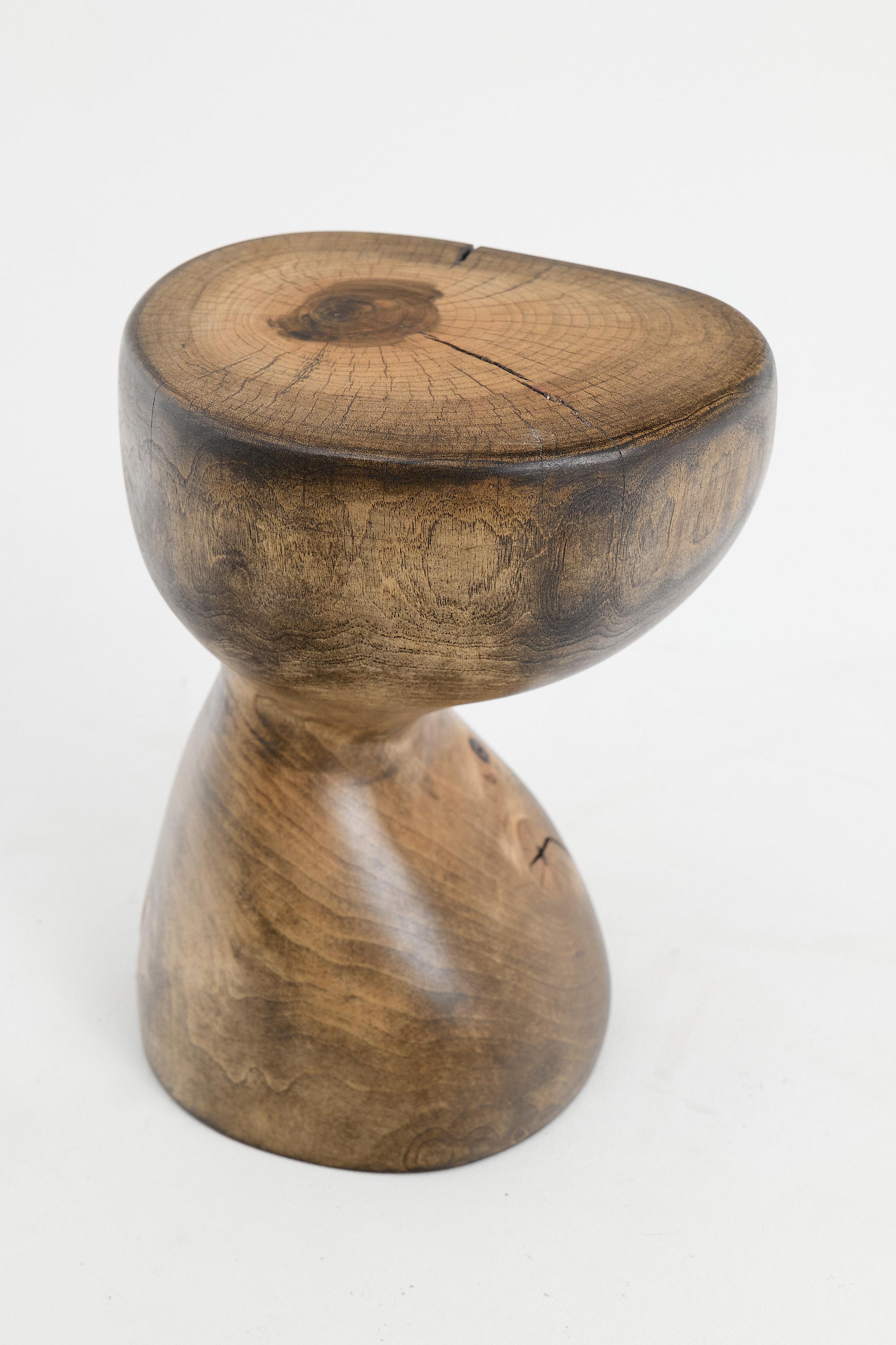 Logniture, Mesa Auxiliar Escultórica de Madera Maciza de Nogal, Original Diseño Contemporáneo en venta 2