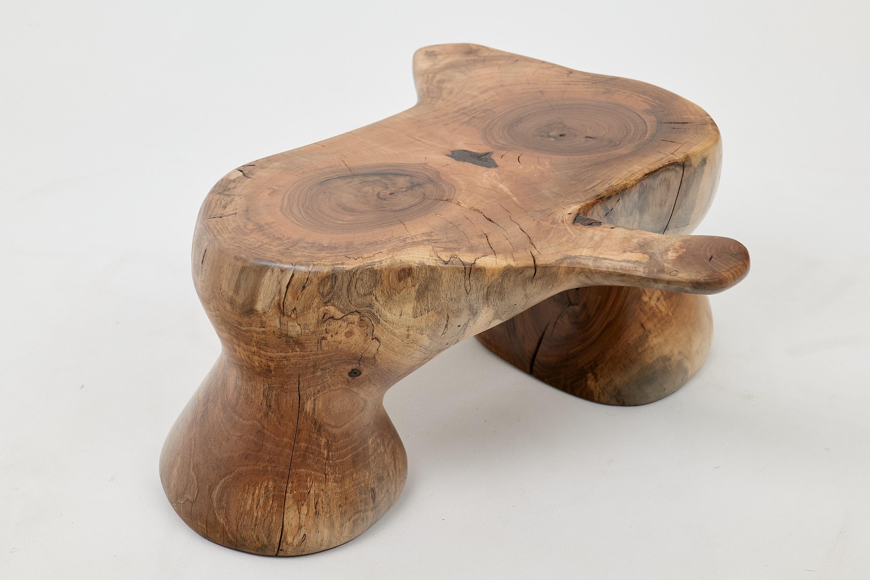 Logniture, Mesa Auxiliar Escultórica de Madera Maciza de Nogal, Original Diseño Contemporáneo en venta 2