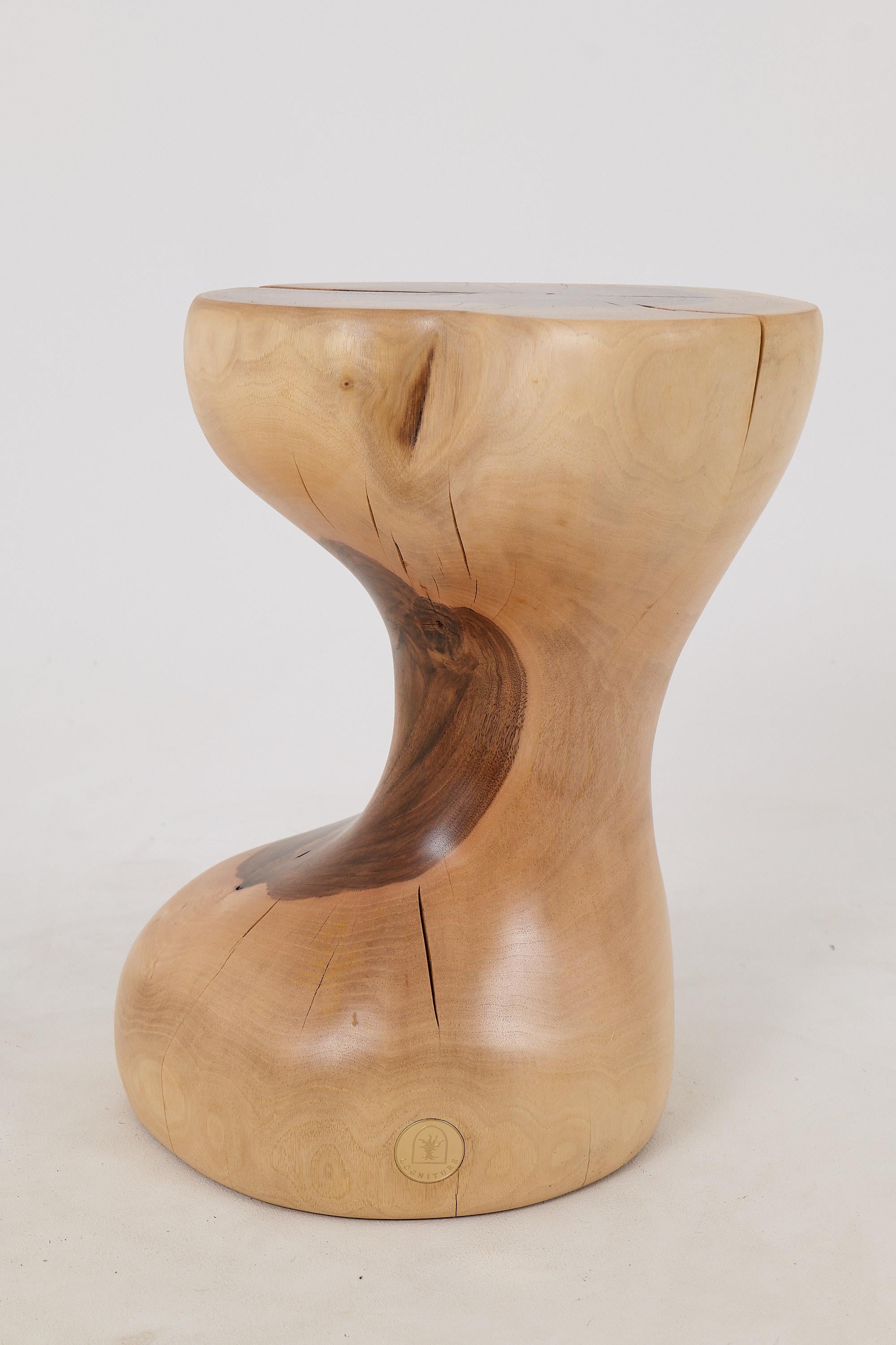Logniture, Mesa Auxiliar Escultórica de Madera Maciza de Nogal, Original Diseño Contemporáneo en venta 2