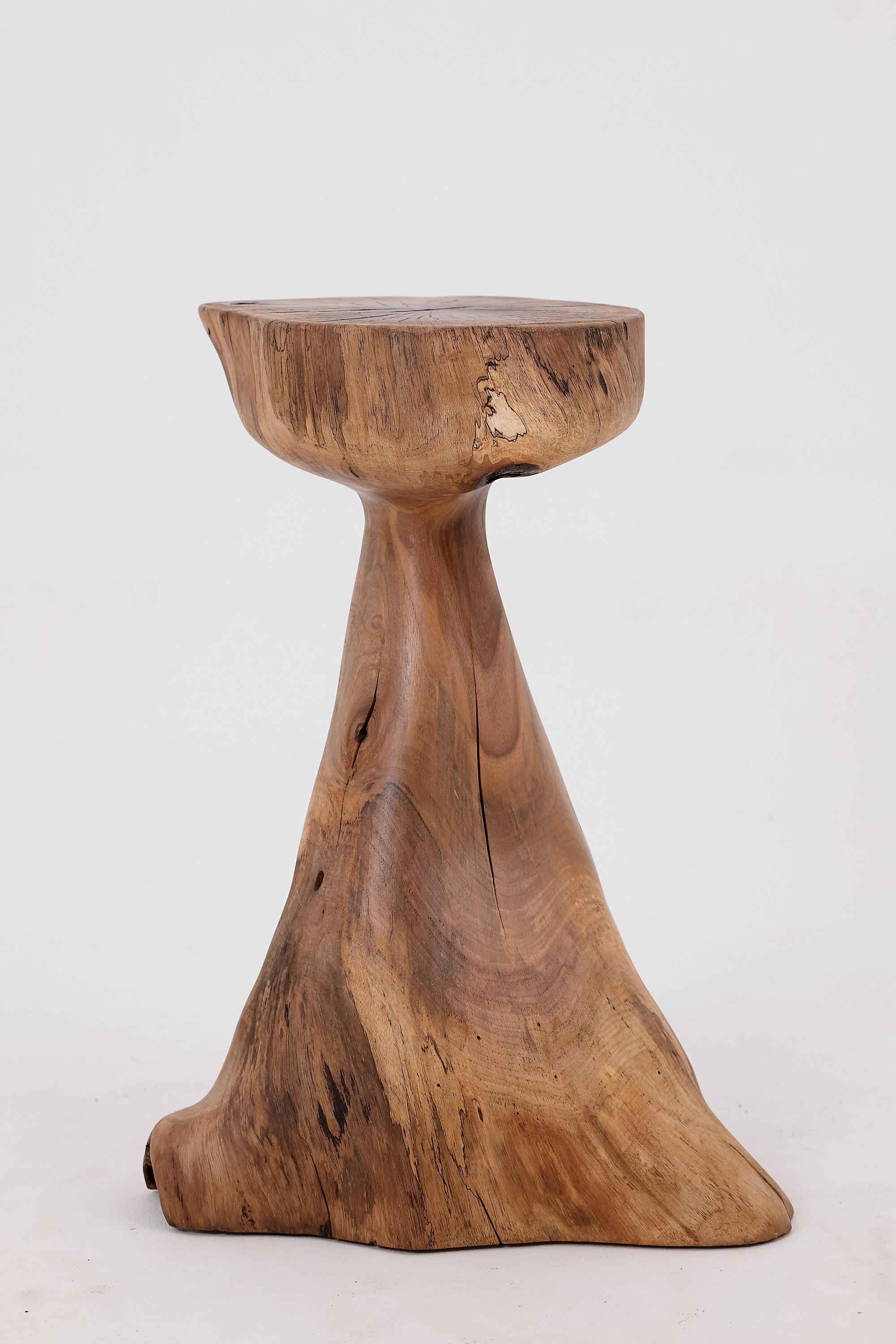 Logniture, table d'appoint sculpturale en bois massif de noyer, design contemporain original en vente 1
