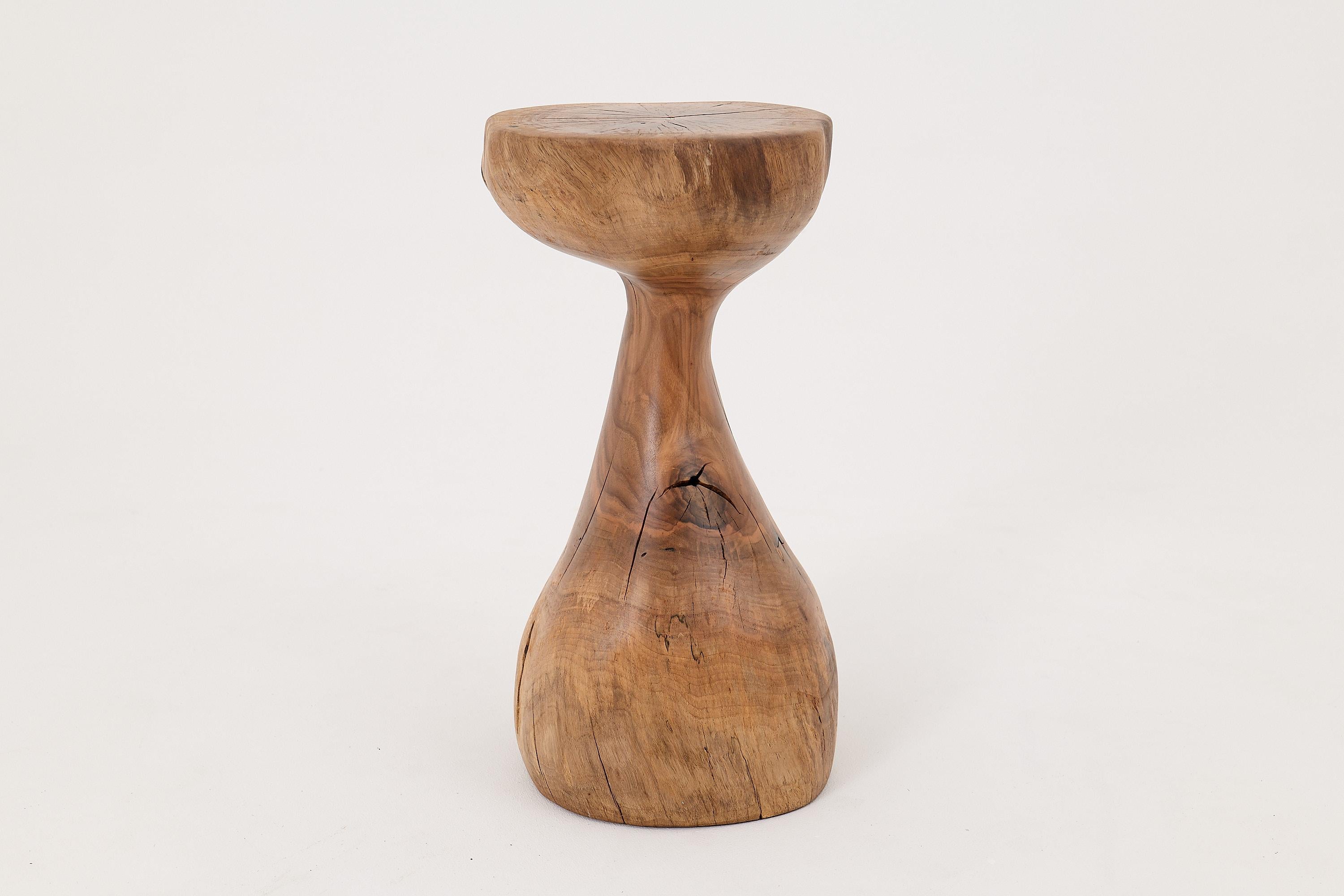 Logniture, Mesa Auxiliar Escultórica de Madera Maciza de Nogal, Original Diseño Contemporáneo en venta 2