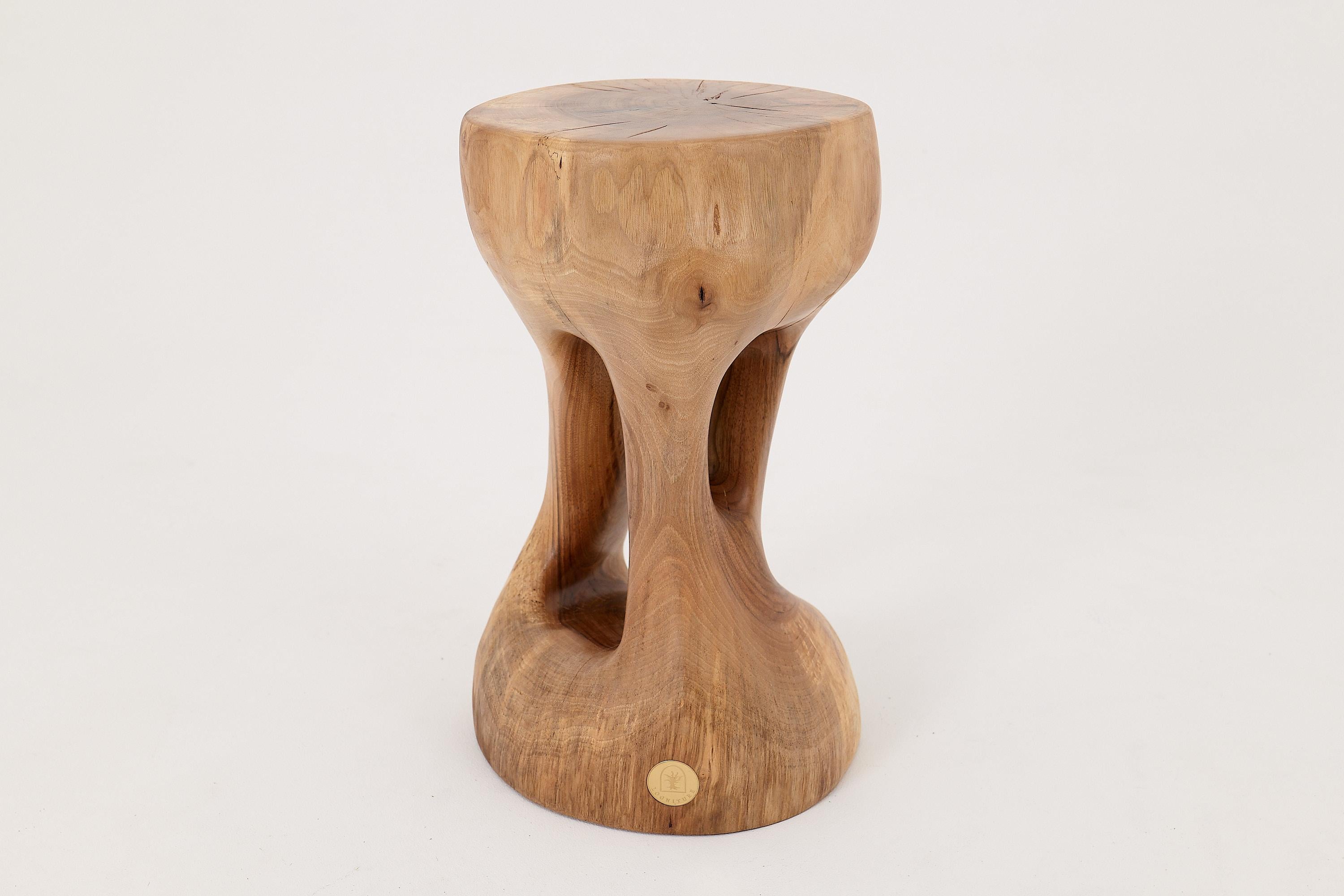 Logniture, Tavolino scultoreo in legno massiccio di noce, design contemporaneo originale in vendita 1