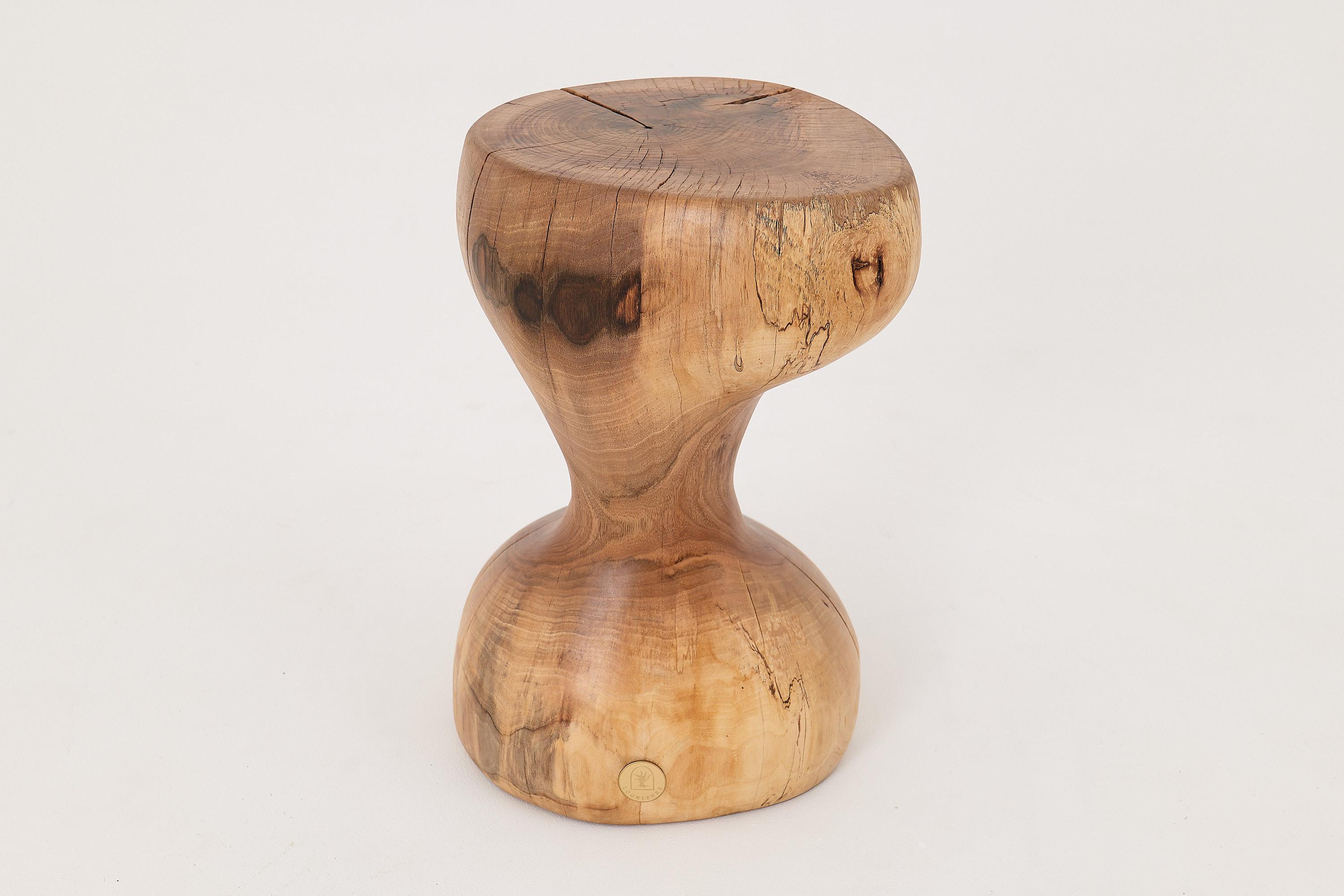 Logniture, Mesa Auxiliar Escultórica de Madera Maciza de Nogal, Original Diseño Contemporáneo en venta 2