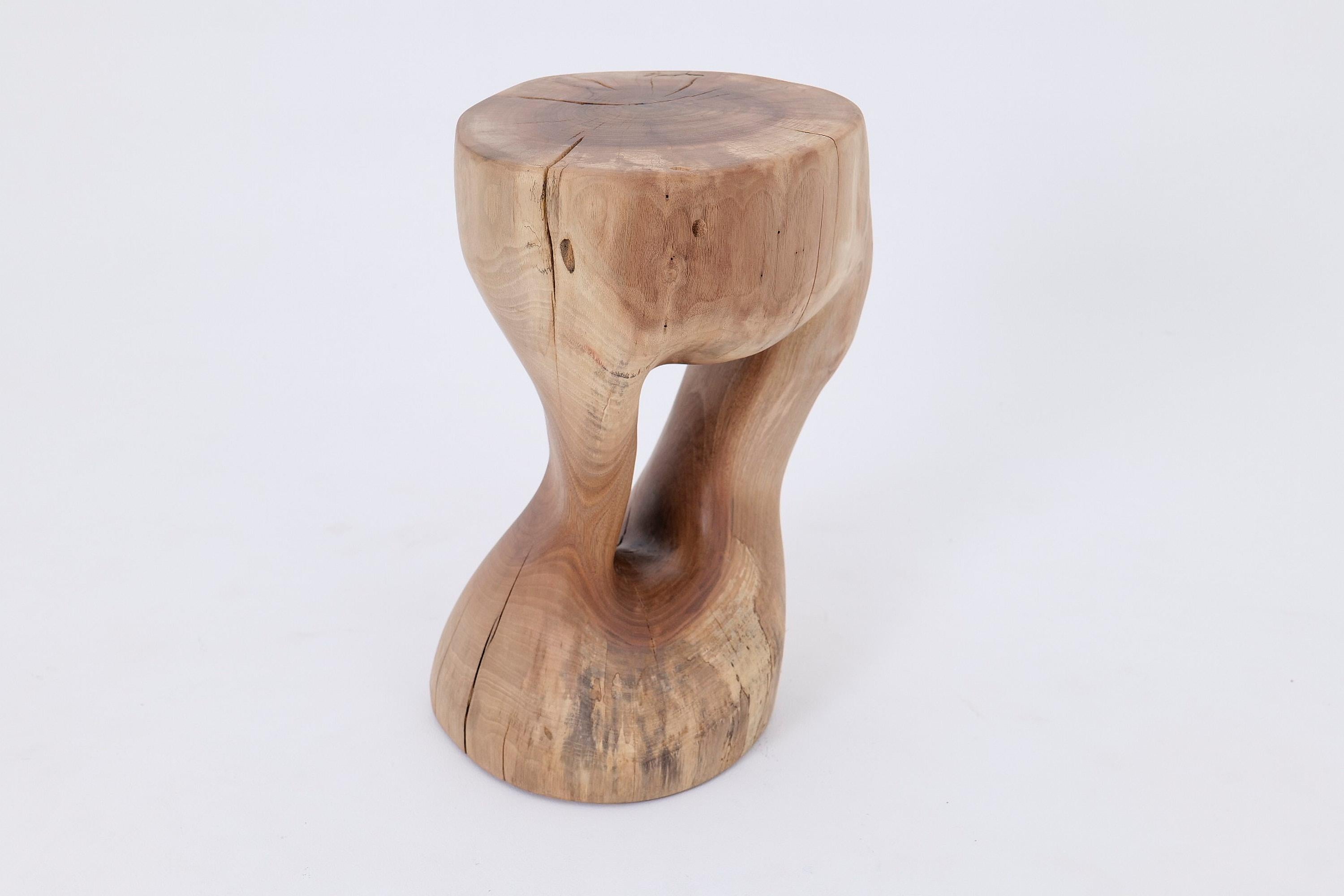 Logniture, table d'appoint sculpturale en bois massif de noyer, design contemporain original en vente 1