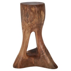 Logniture, Skulpturaler Beistelltisch aus massivem Walnussholz, Original Contemporary Design