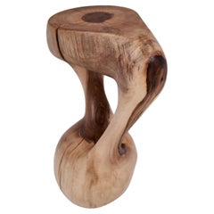 Logniture, Mesa Auxiliar Escultórica de Madera Maciza de Nogal, Original Diseño Contemporáneo