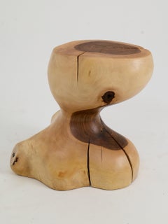 Logniture, Skulpturaler Beistelltisch aus massivem Walnussholz, Original Contemporary Design