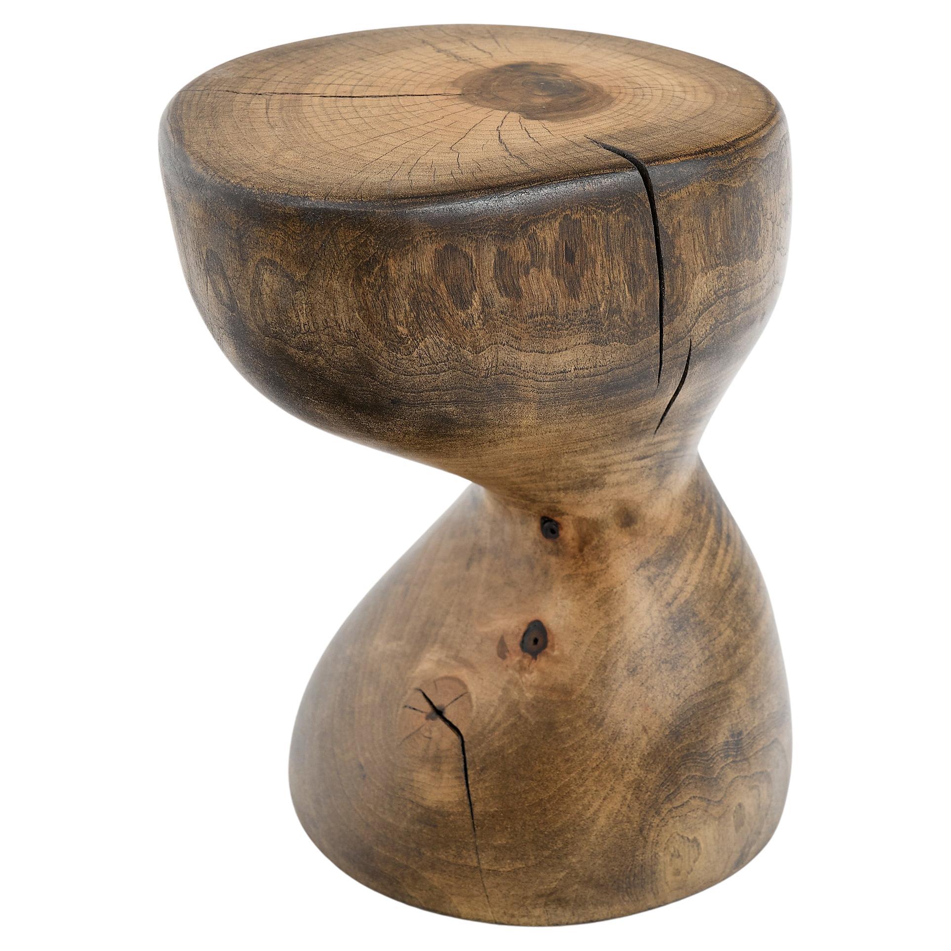 Logniture, Skulpturaler Beistelltisch aus massivem Walnussholz, Original Contemporary Design