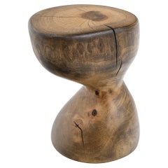 Logniture, Skulpturaler Beistelltisch aus massivem Walnussholz, Original Contemporary Design